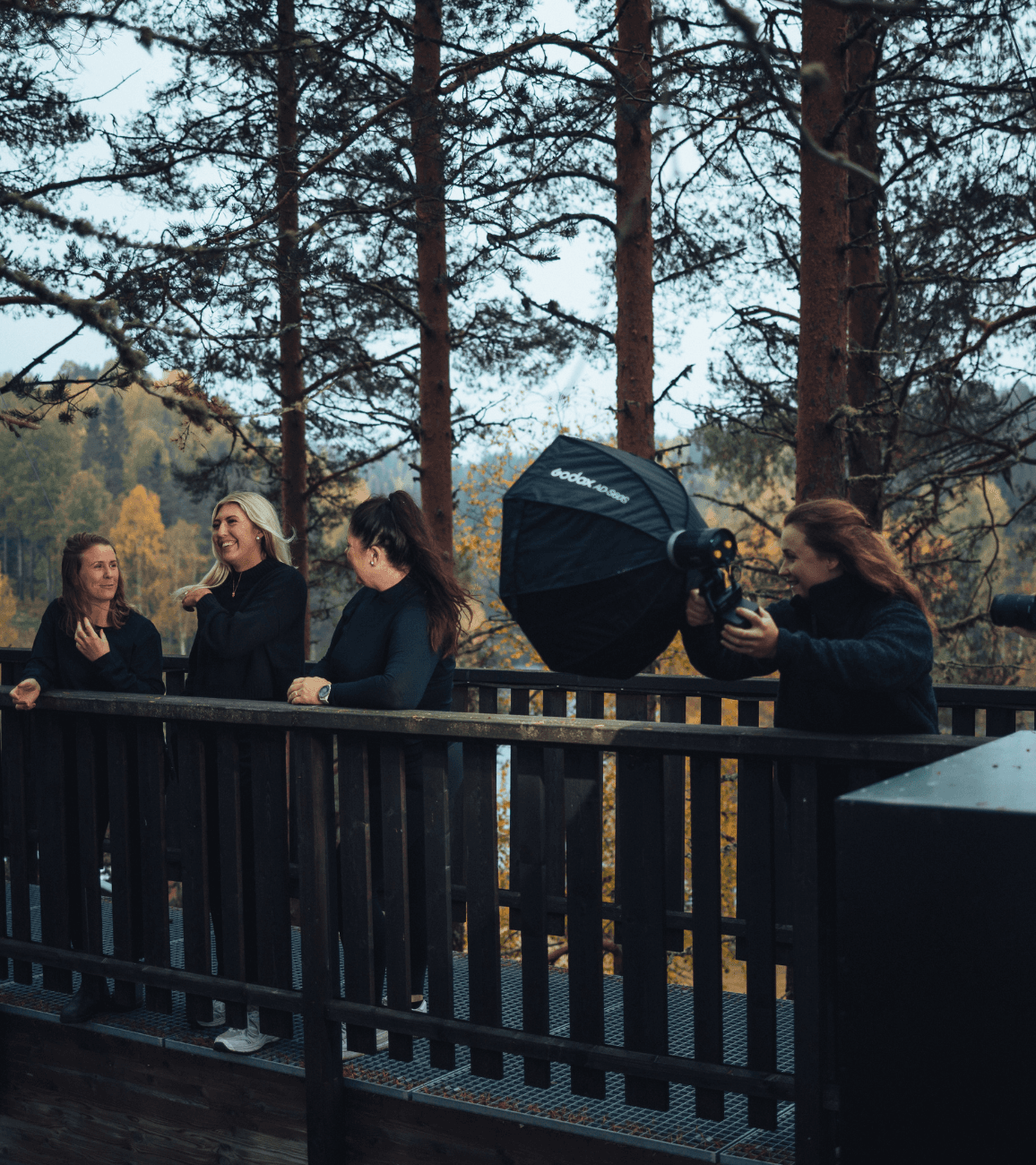 5 personer som förereder en fotografering 