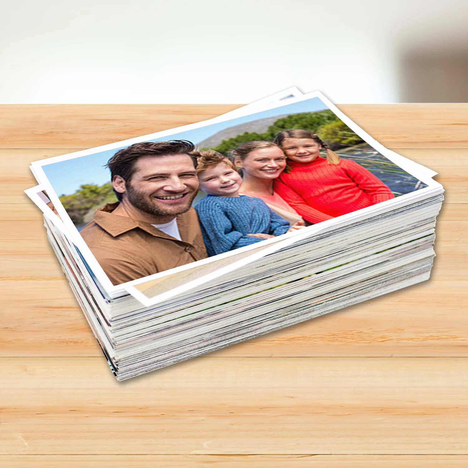 Pessoa segurando fotolivro com foto de mulher sorrindo ao ar livre, com a frase “Eu amo o Norte” escrita no canto da imagem