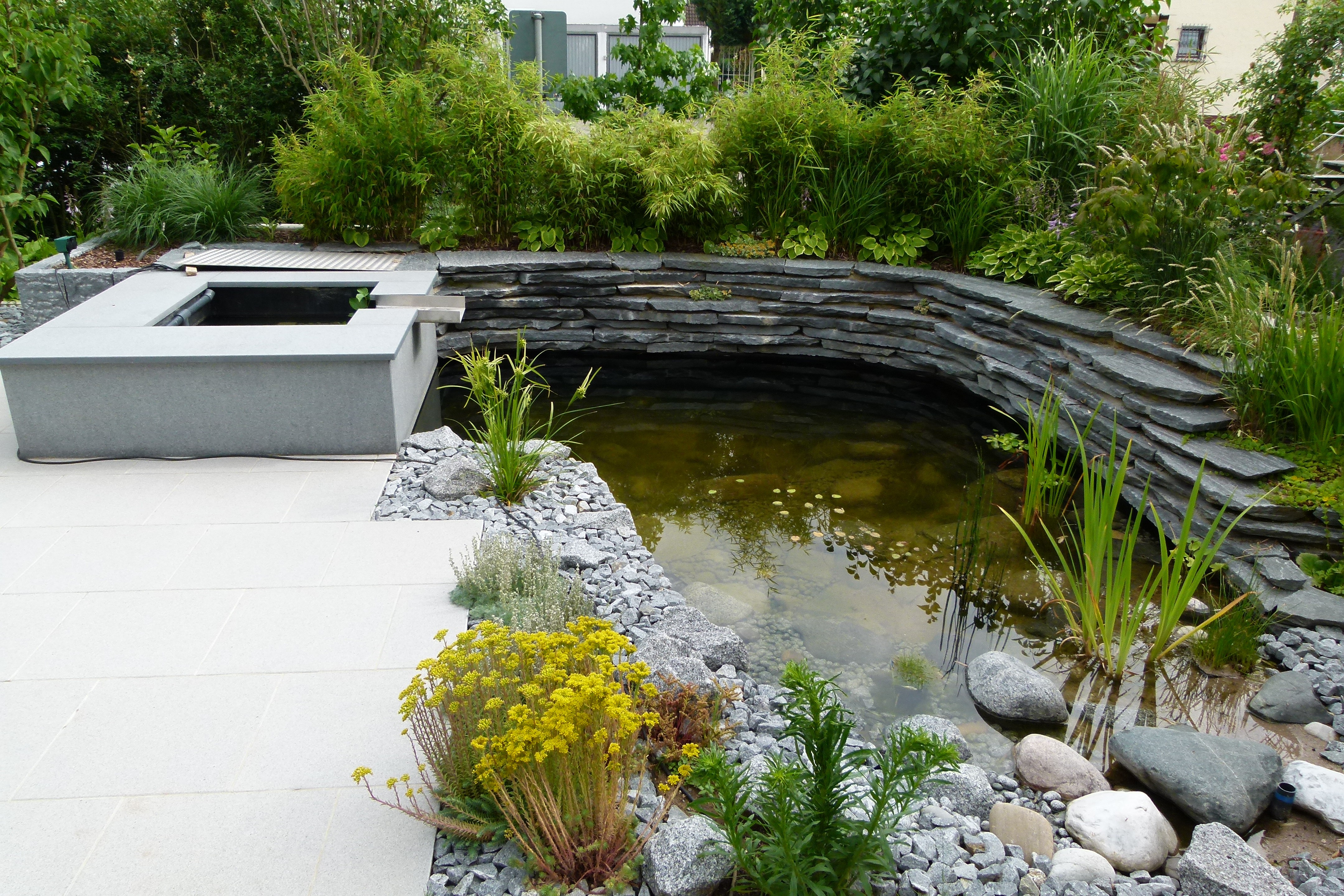 Gartenteich mit Natursteinmauer, Sitzbereich und Bepflanzung von Marohn & Binder im Gartenbau. , Marohn & Binder Gartenbau