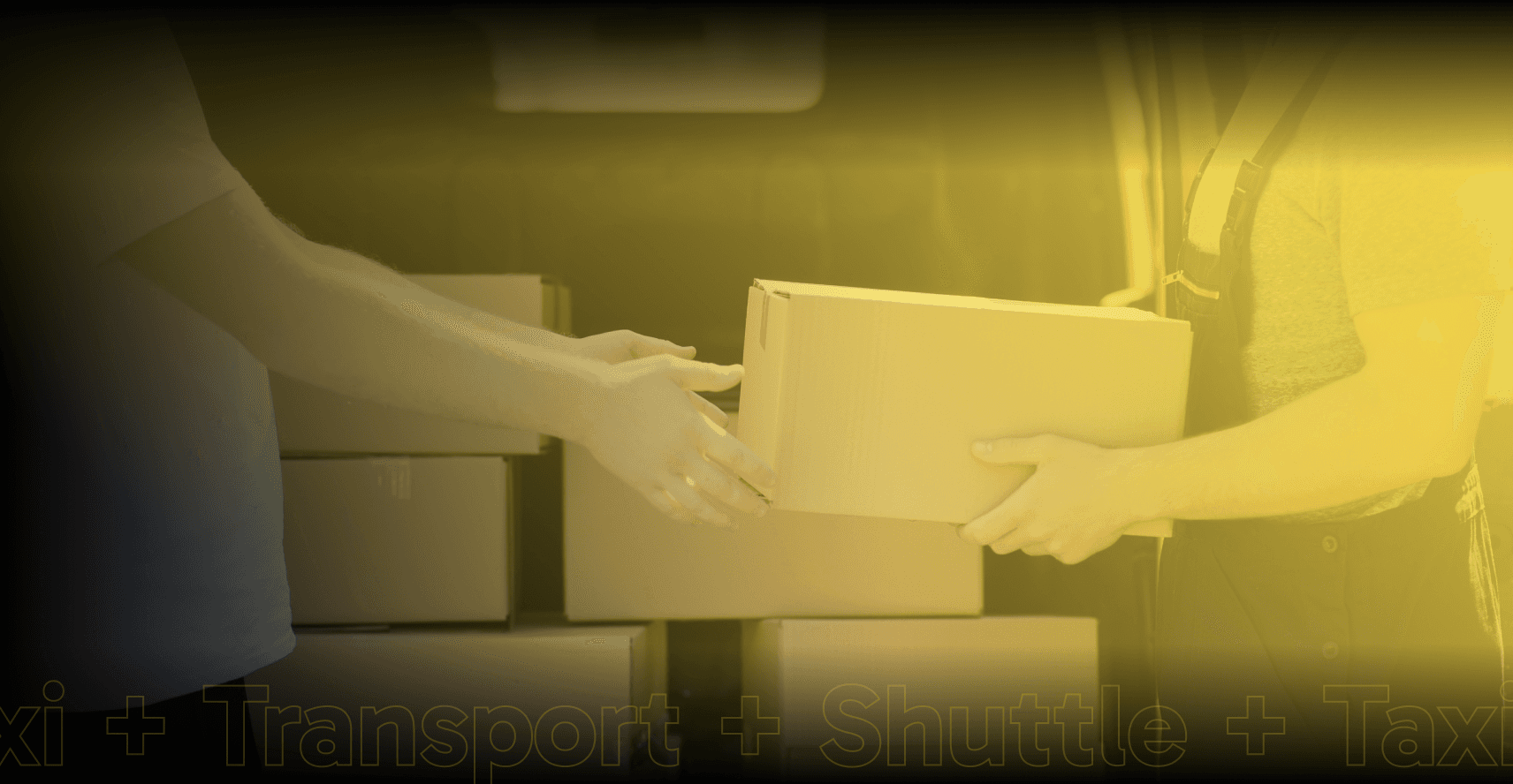 Taxi-Kurier übergibt ein Paket an den Kunden.