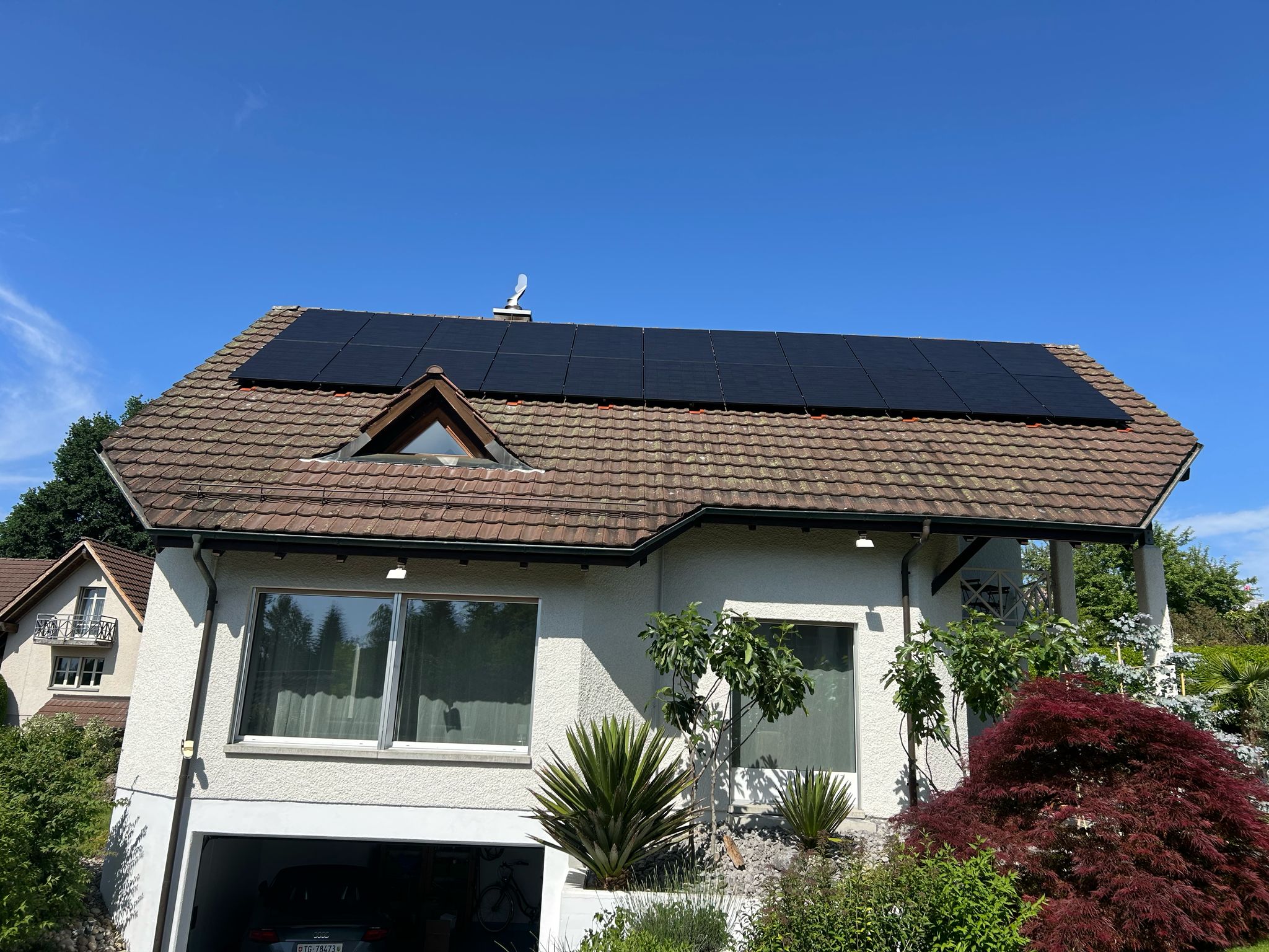 Symmetrische Anordnung einer 10 kWh Solaranlage auf einem Ziegeldach in Frauenfeld – optimierte Platznutzung.