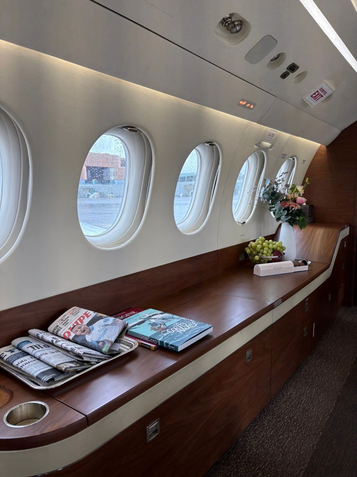 Falcon 7X interior