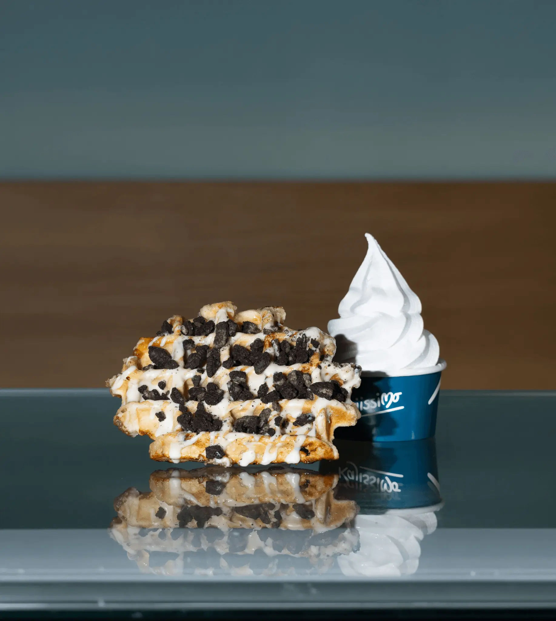 Waffle with white chocolate, oreos and softice