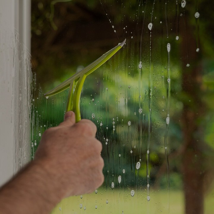 Un environnement vert dans lequel une vitre est entretenue