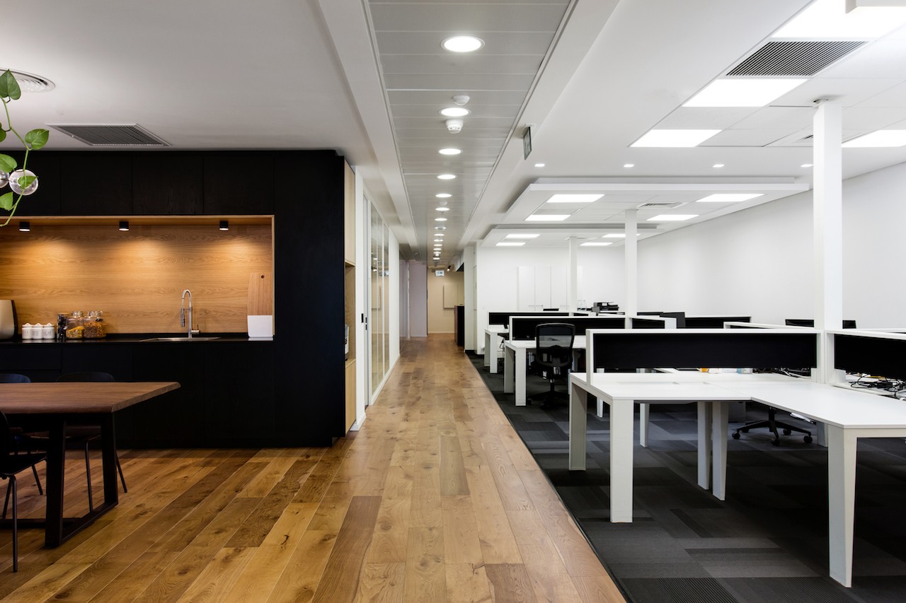 מטבח משרדי מעוצב עם חלונות פנורמיים וריהוט נגרות מותאם אישית – עיצוב פונקציונלי ואסתטי