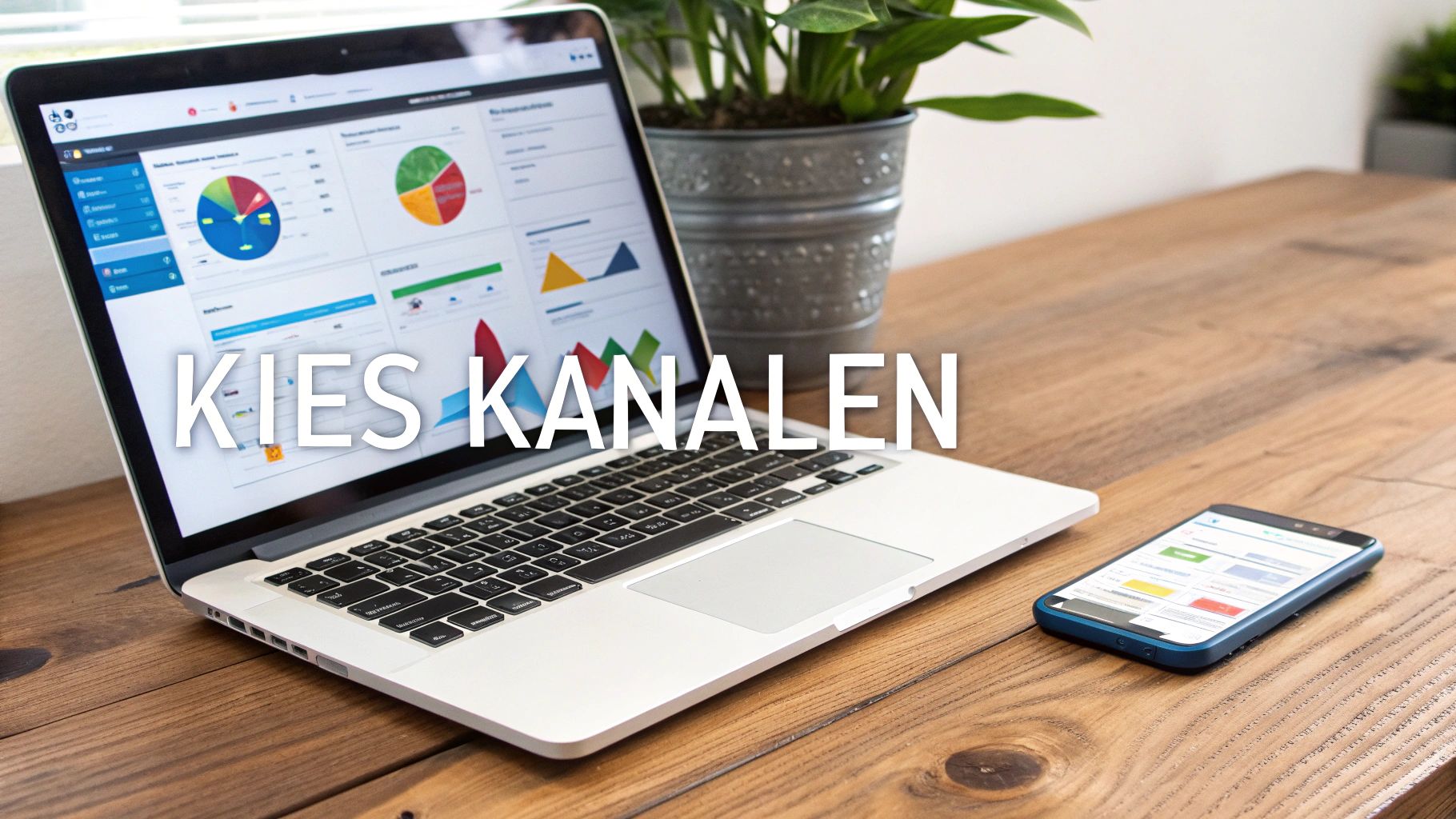 Laptop met datavisualisaties en een smartphone op een houten bureau. De tekst 'KIES KANALEN' is zichtbaar.
