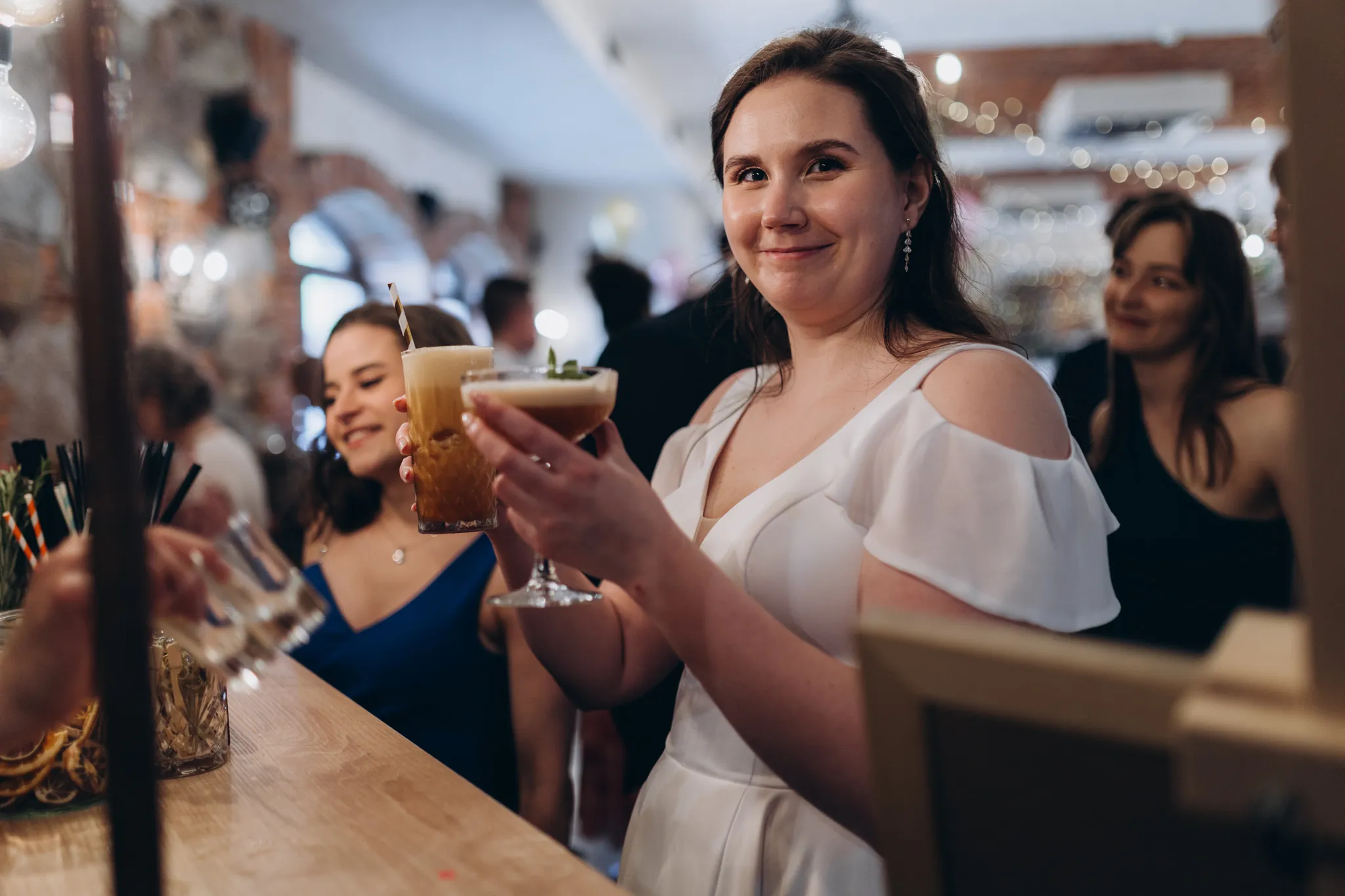 Nowoczesne atrakcje weselne – barman na mobilnym barze.