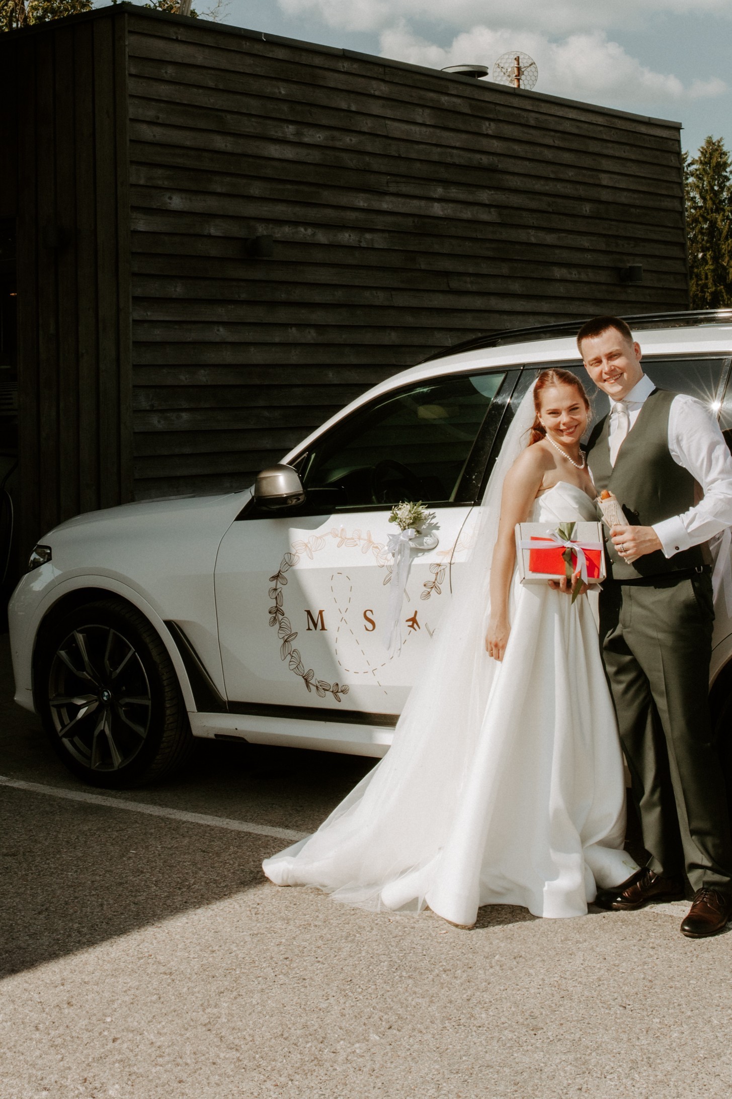 Design of a logo on a car. logo dizains uz mašīnas