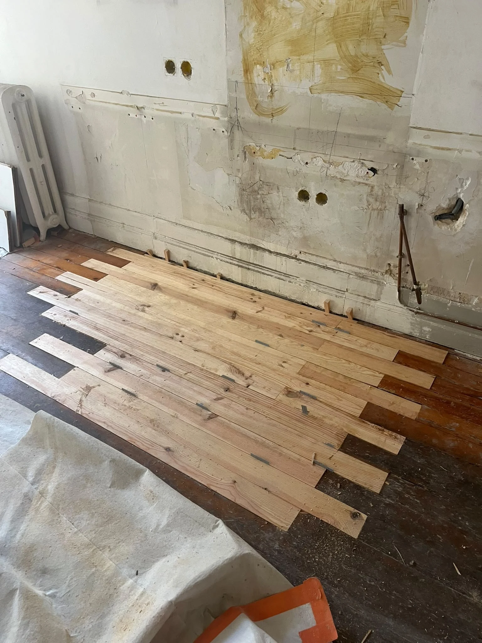Reprise en lames de pin des Landes dans un parquet en pitchpin, avant ponçage et mise en teinte