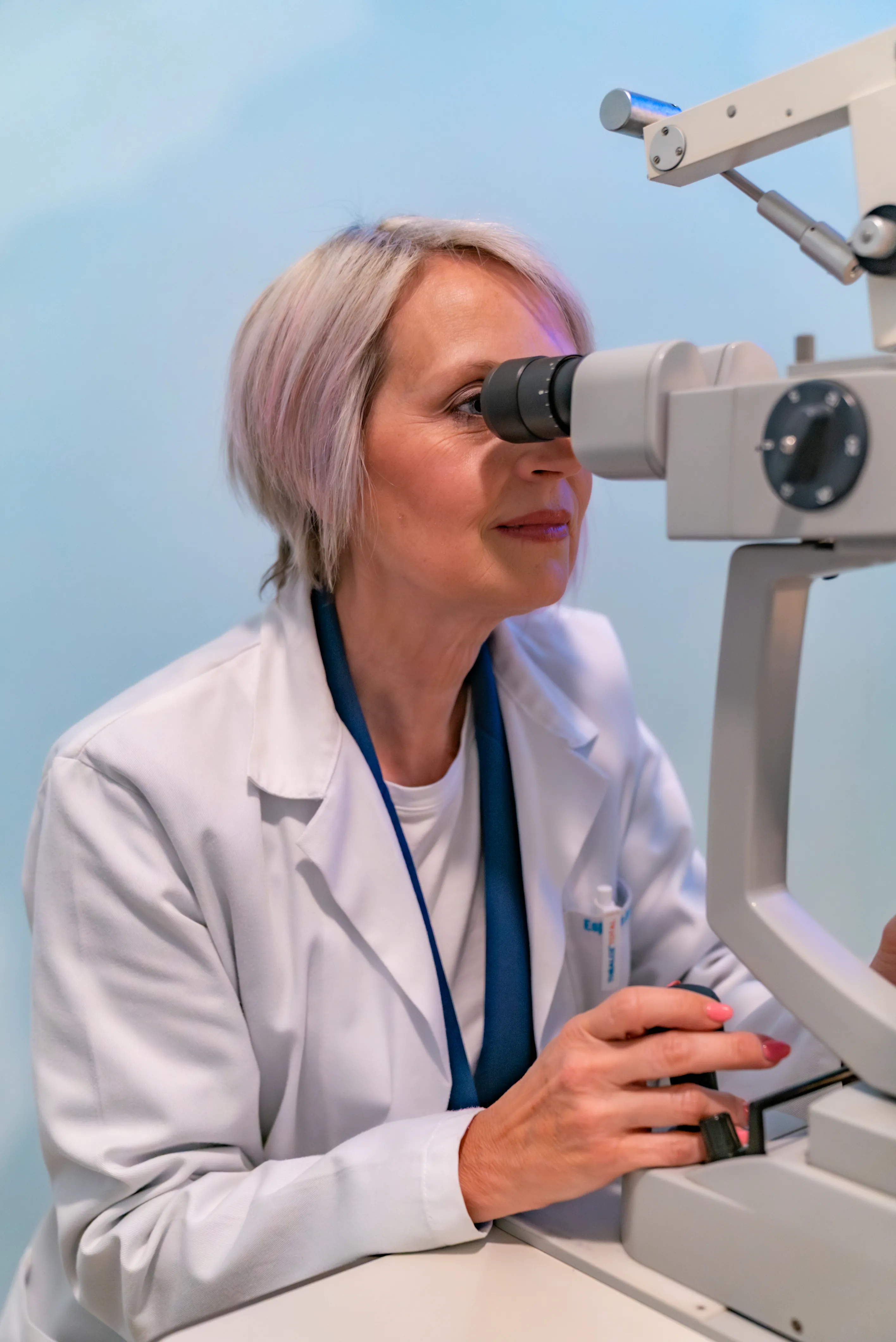 Cristina Notarangelo di Ottica Dentella ad Ancona durante una misurazione visiva con strumentazione ottica professionale. Laureata in Ortottica e Assistenza Oftalmologica, Cristina utilizza strumenti dedicati alla valutazione della funzione visiva e dei parametri refrattivi per individuare soluzioni ottiche personalizzate e guidare ogni persona verso lenti e correzioni adatte alle proprie caratteristiche ed esigenze visive. L’immagine rappresenta l’approccio di Ottica Dentella alla misurazione della vista, basato su competenza, precisione, tecnologia e attenzione individuale.