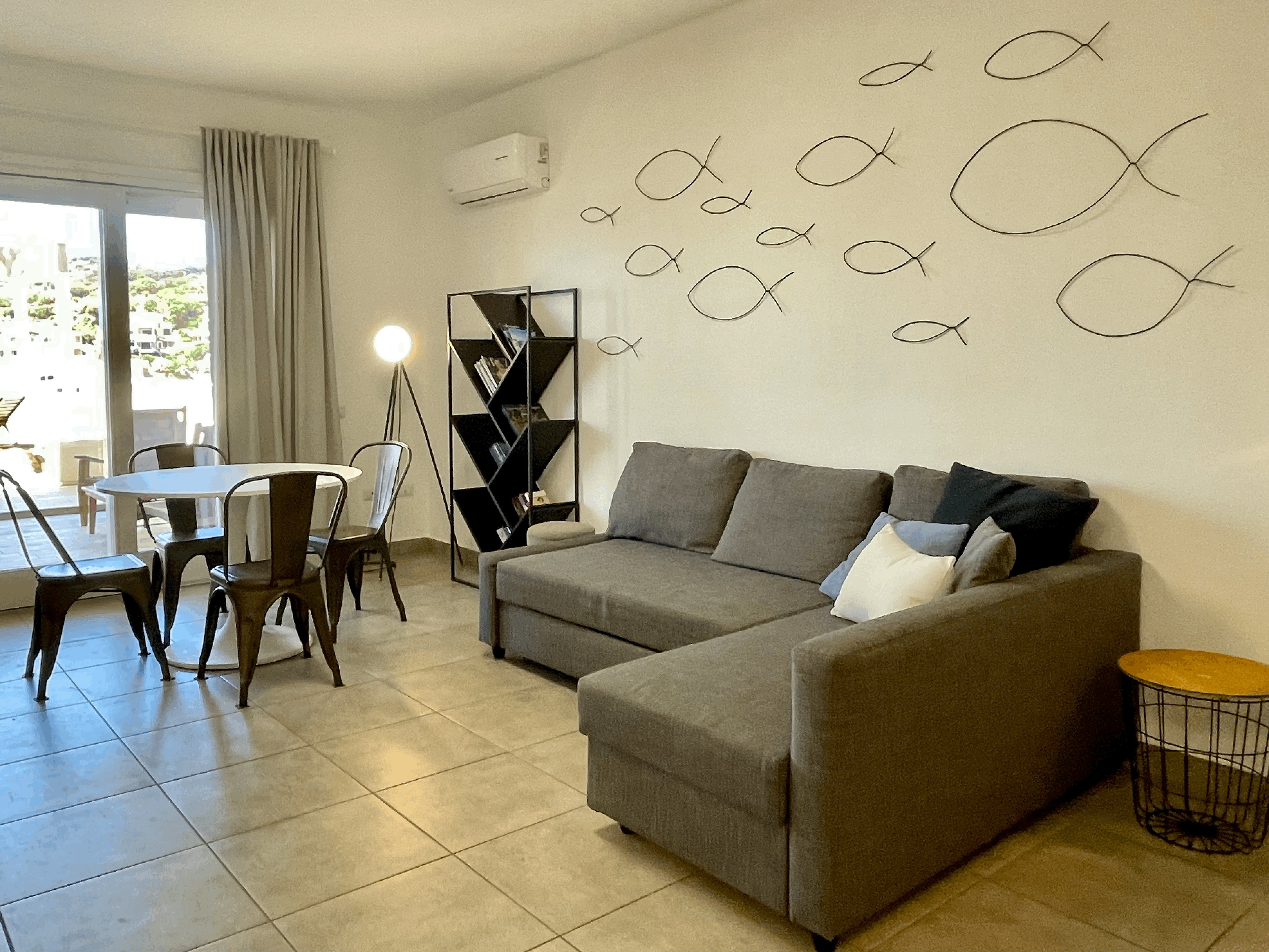 Salone del Trilocale Shardana Superior con vista d’insieme