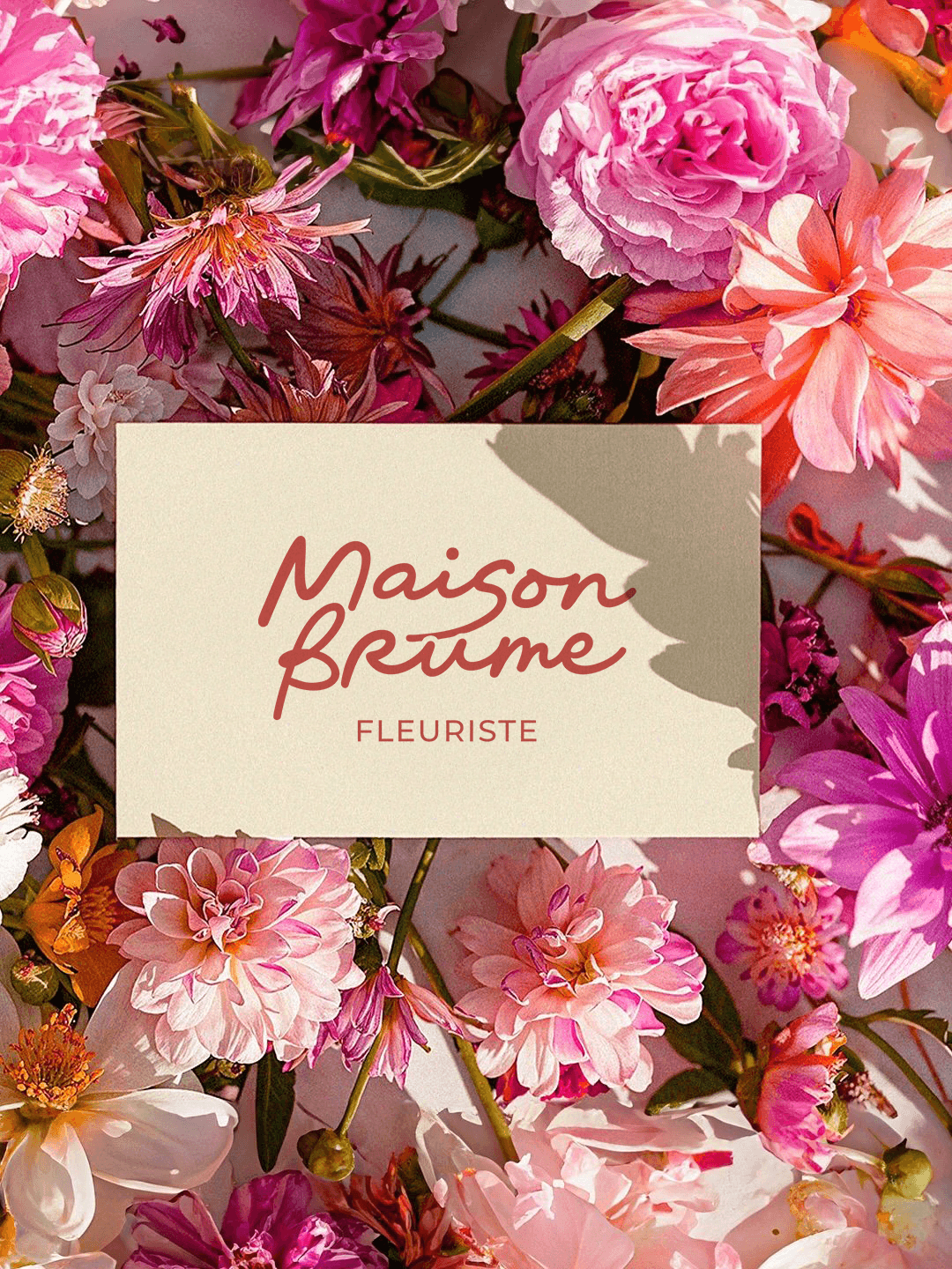 Logo Maison Brume Fleuriste sur une carte fleurie