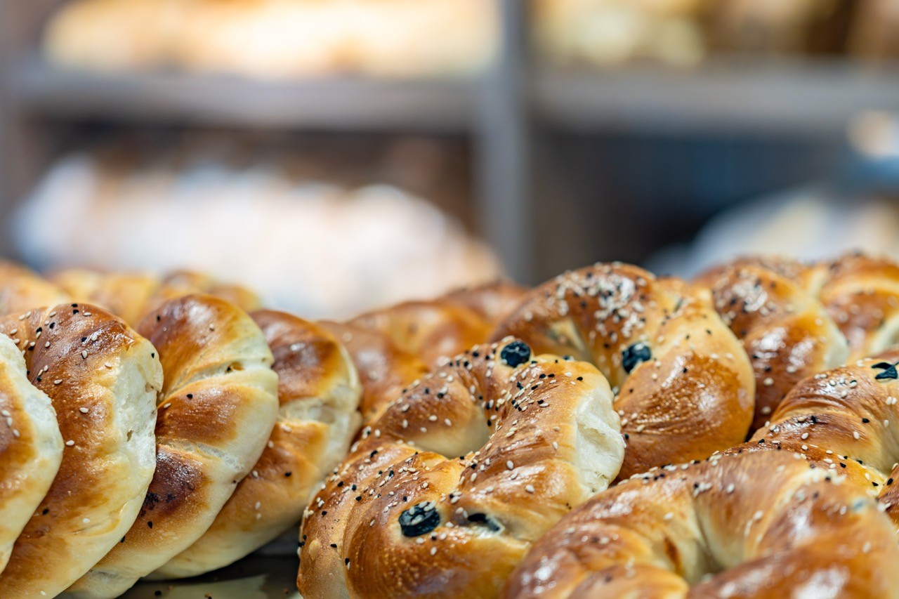 Versgebakken brood en hartige broodjes in de vitrine van Bakkerij Firat