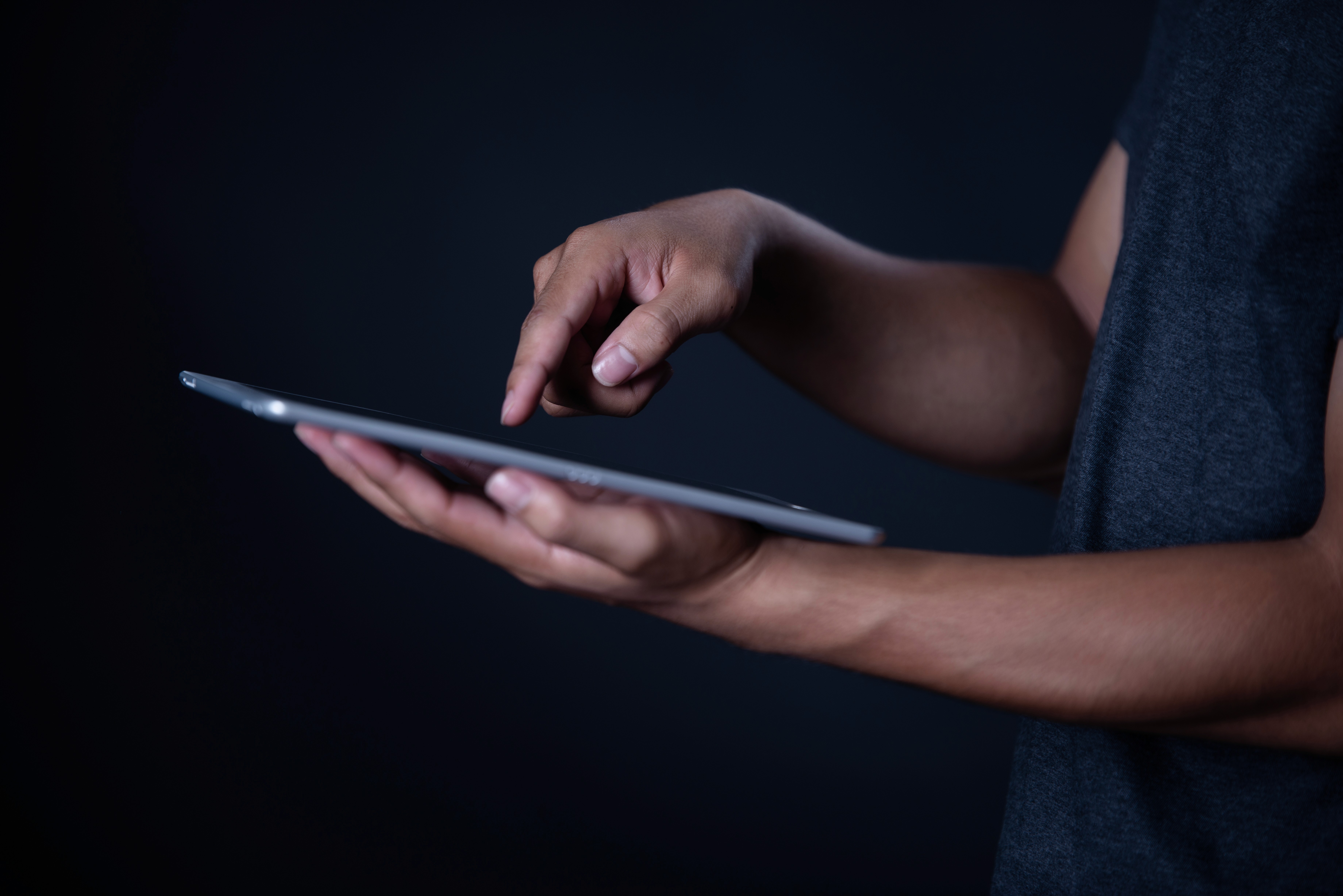 Personne utilisant une applciation développé par Wendlia