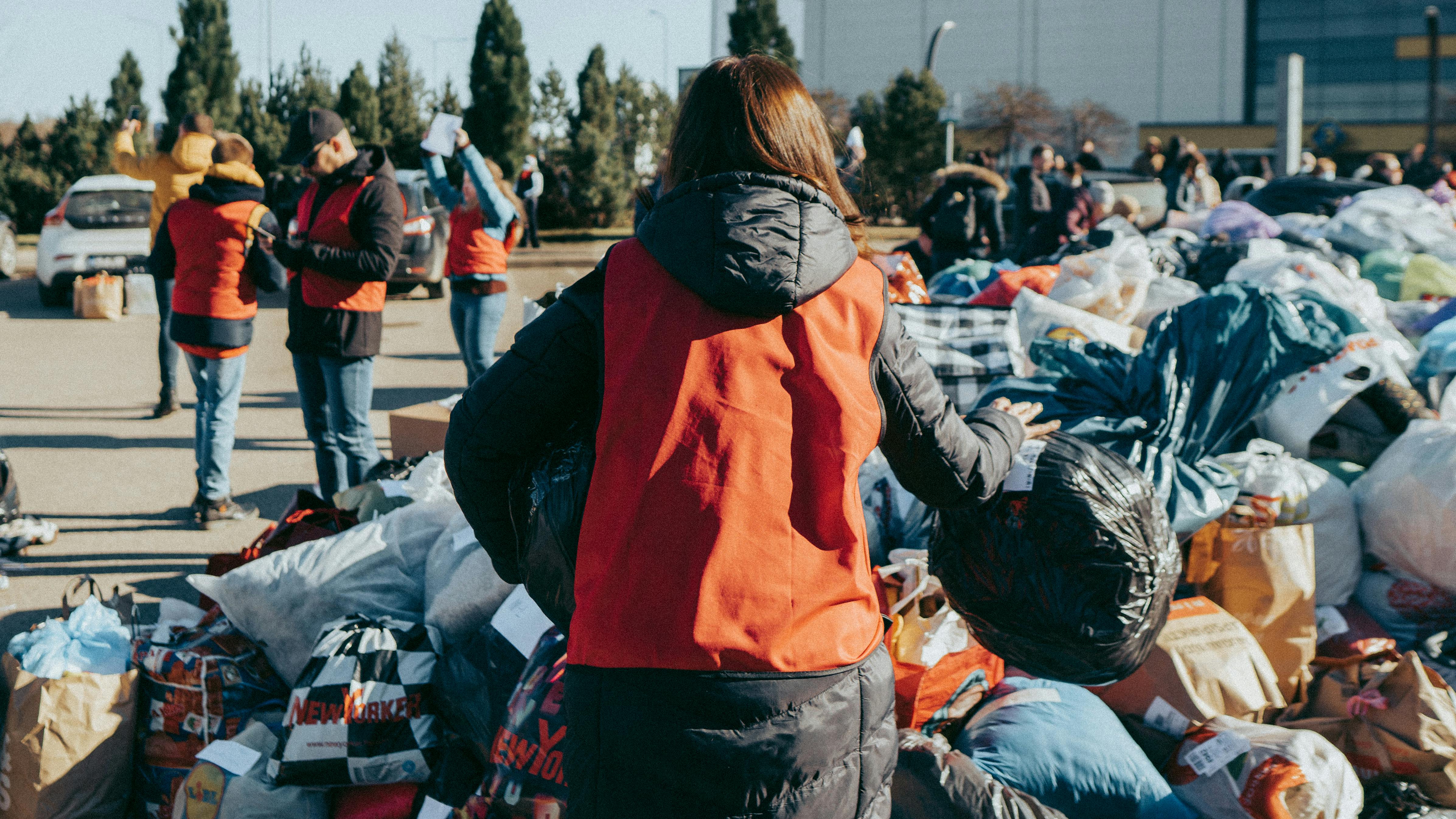 Volontaire d'une association triant des dons 