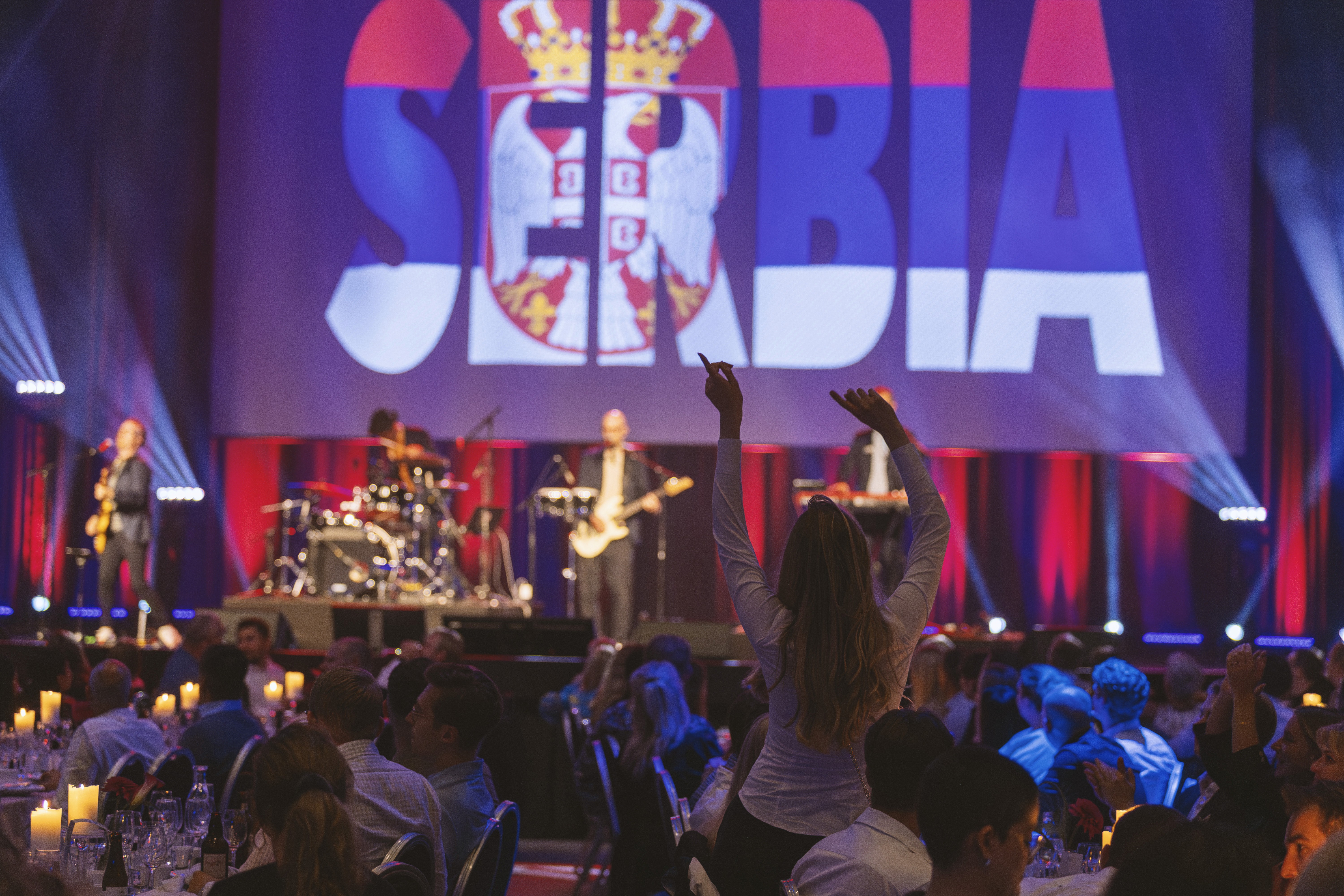 Ett band som spelar på scenen med människor i publiken