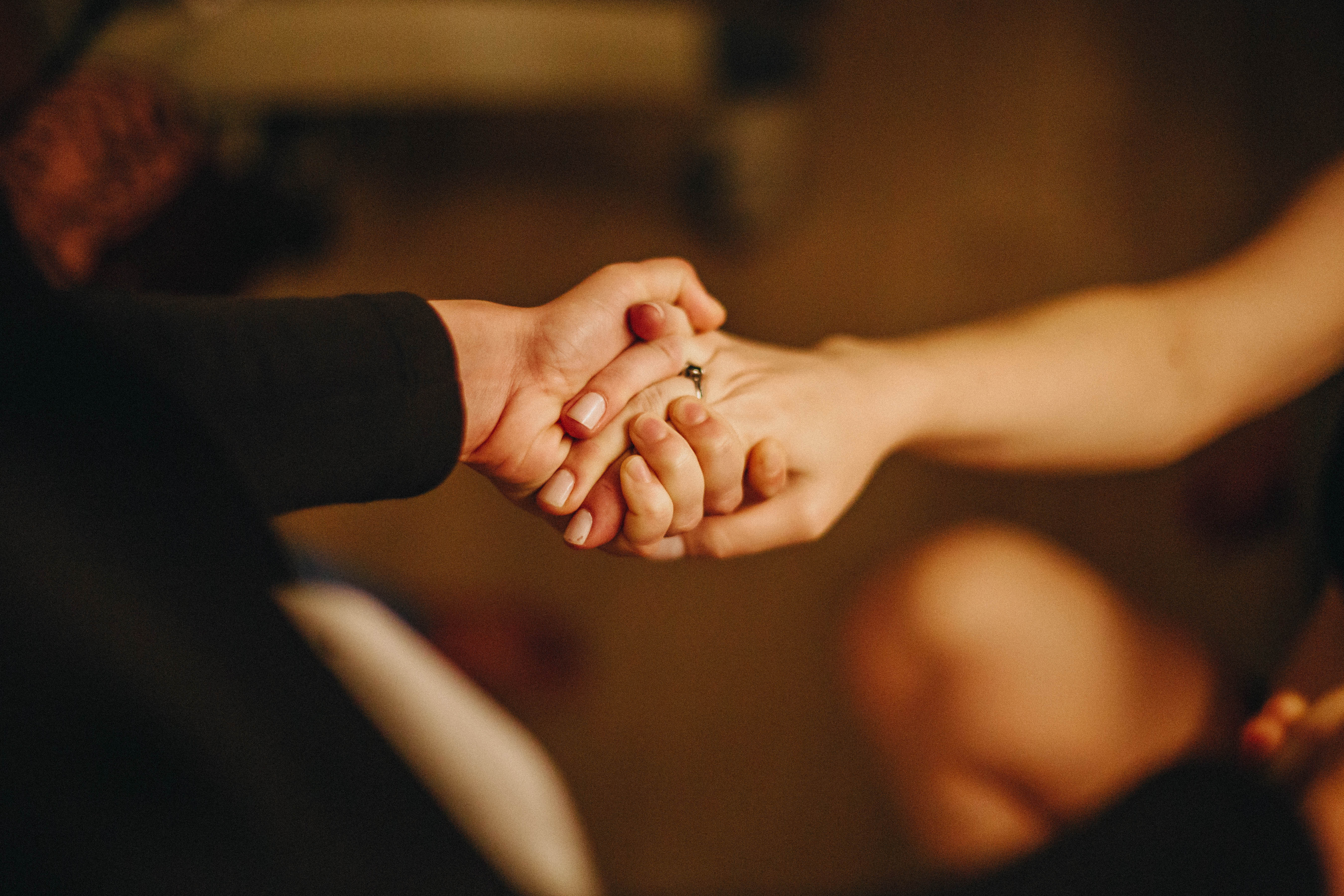 mulher segurando a mão de uma parturiente