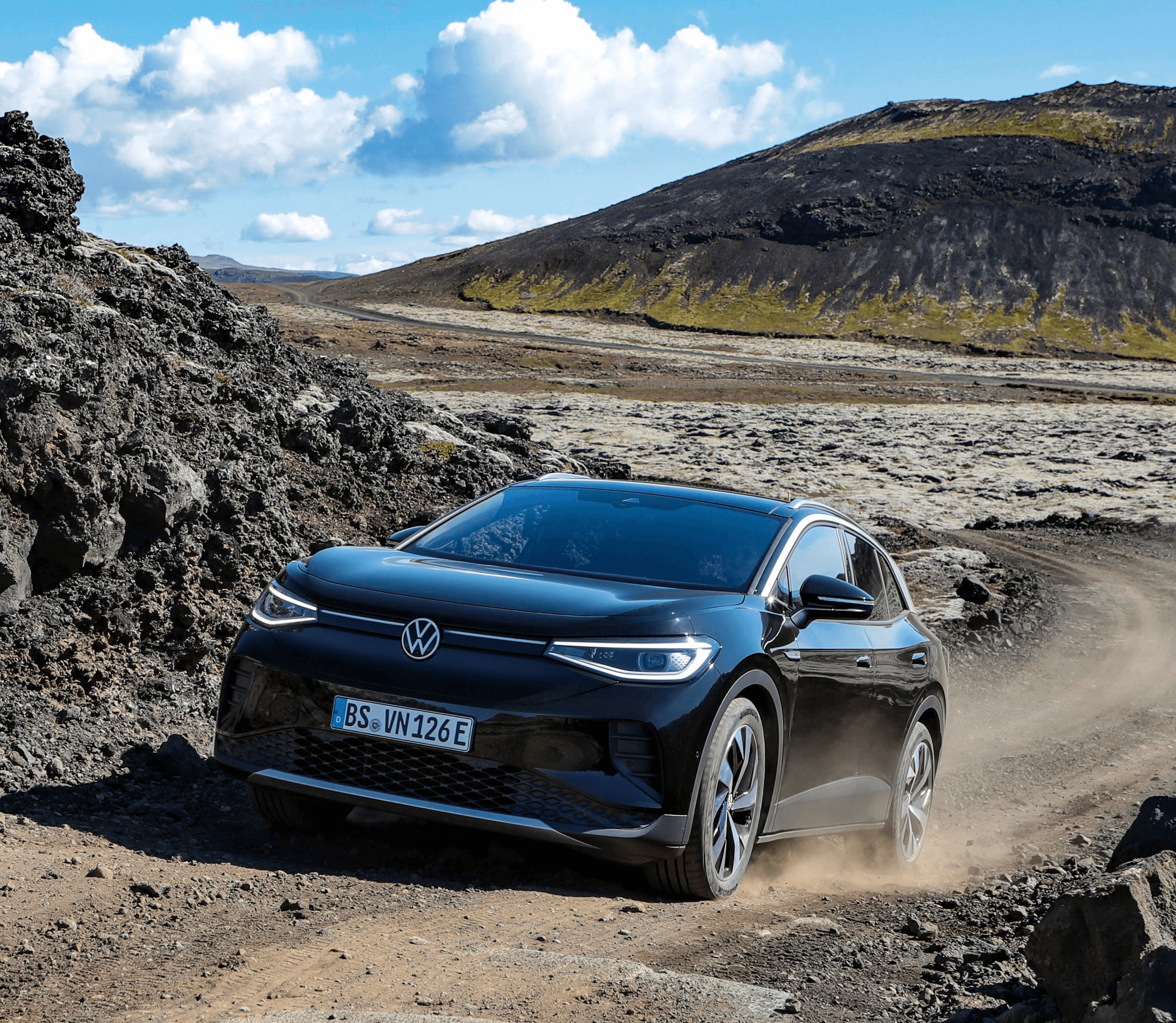 Volkswagen ID.5 sur route tout-terrain, SUV coupé électrique dans un décor nature