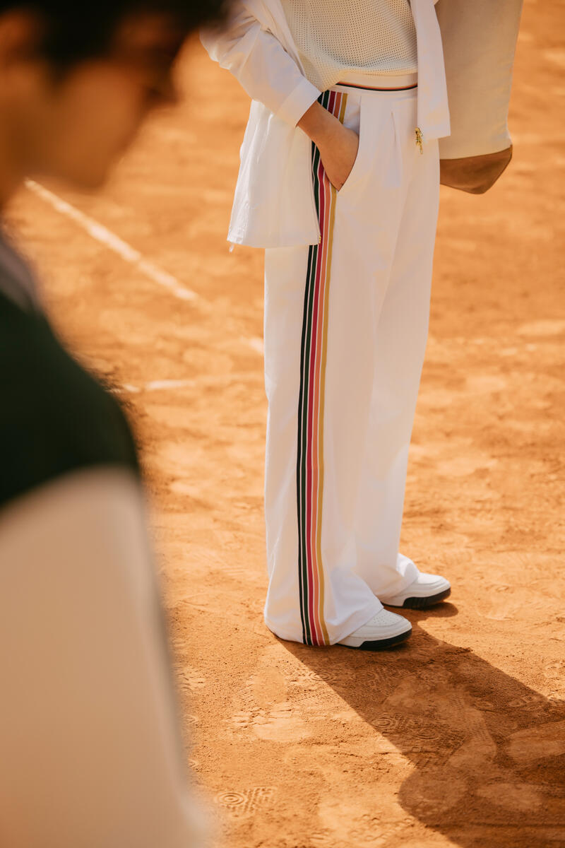 Détail de bandes multicolores sur la jambe du joggin blanc Wilson Courtstyle dans le lookbook de la ligne inspirée par le tennis
