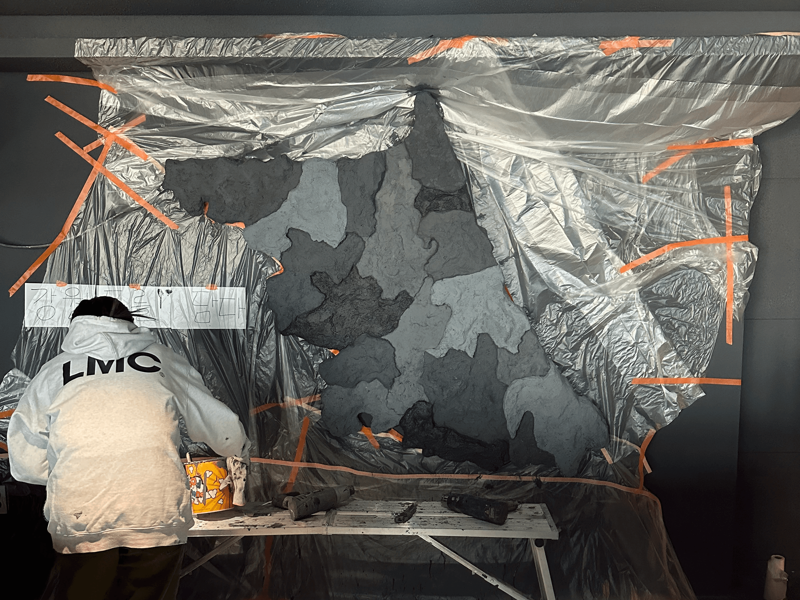 시멘트 부조 마감 및 도색 작업, 팀로렘 현장 제작 / Cement relief finishing and painting, Team Lorem on-site fabrication