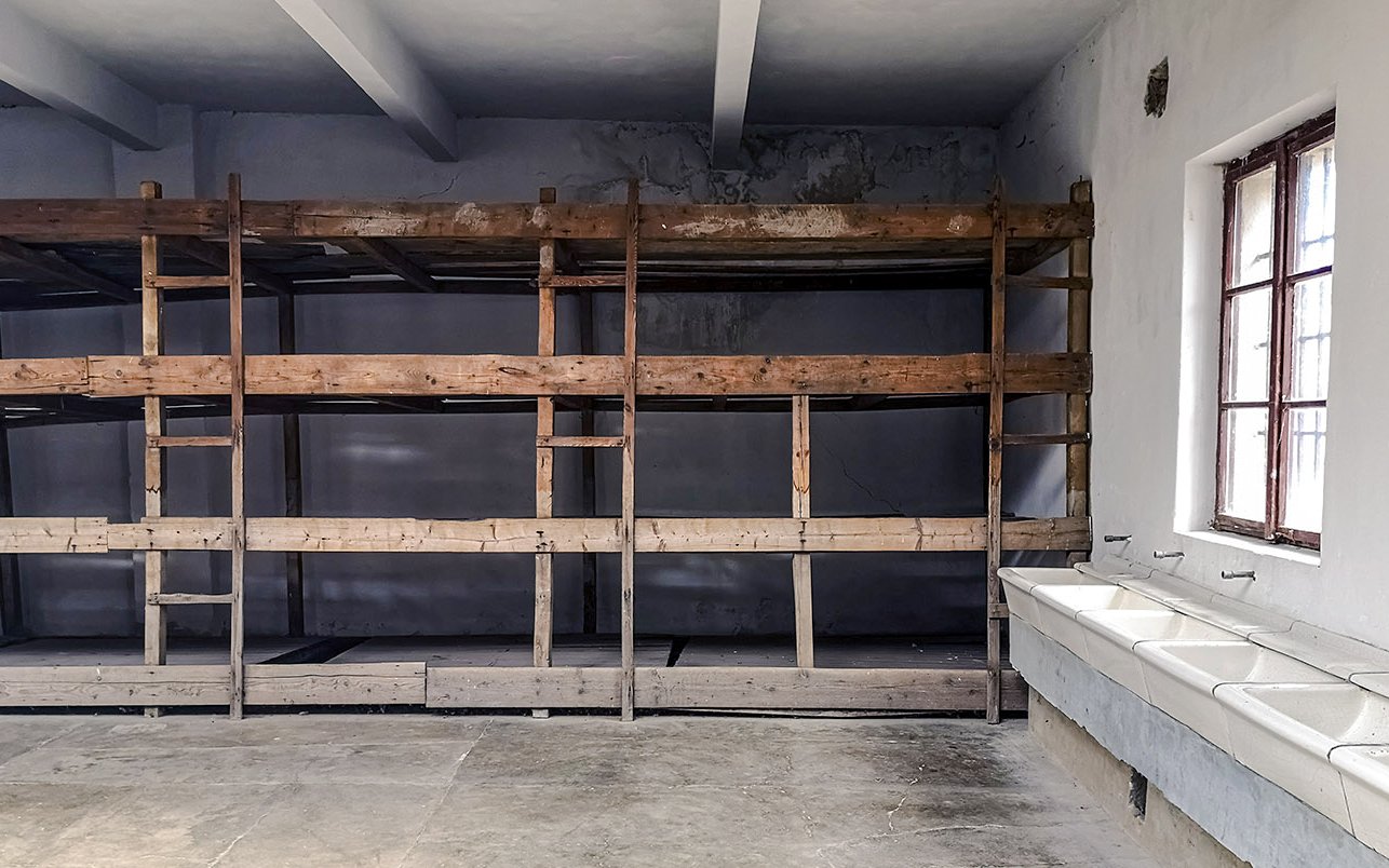 特雷津集中營囚室內的雙層床和洗手盆。