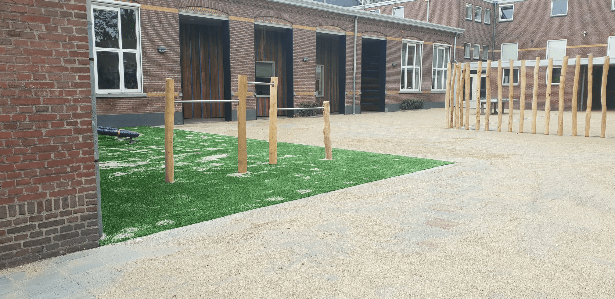 Schoolplein met kunstgras