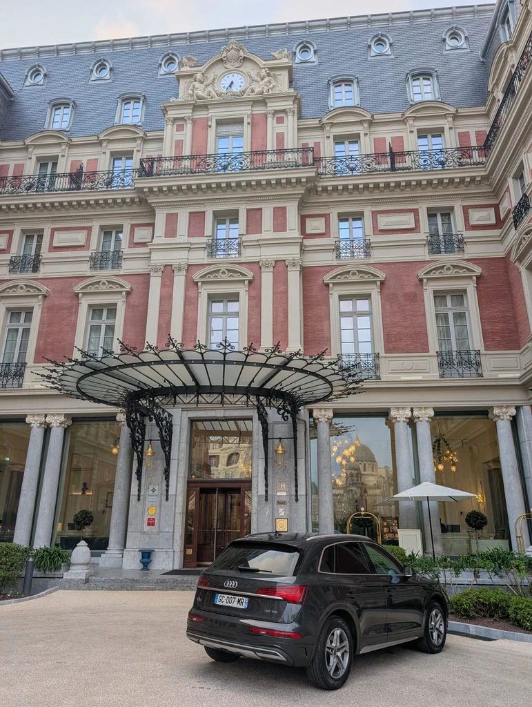Audi Q5 parked outside an ornate hotel entrance
