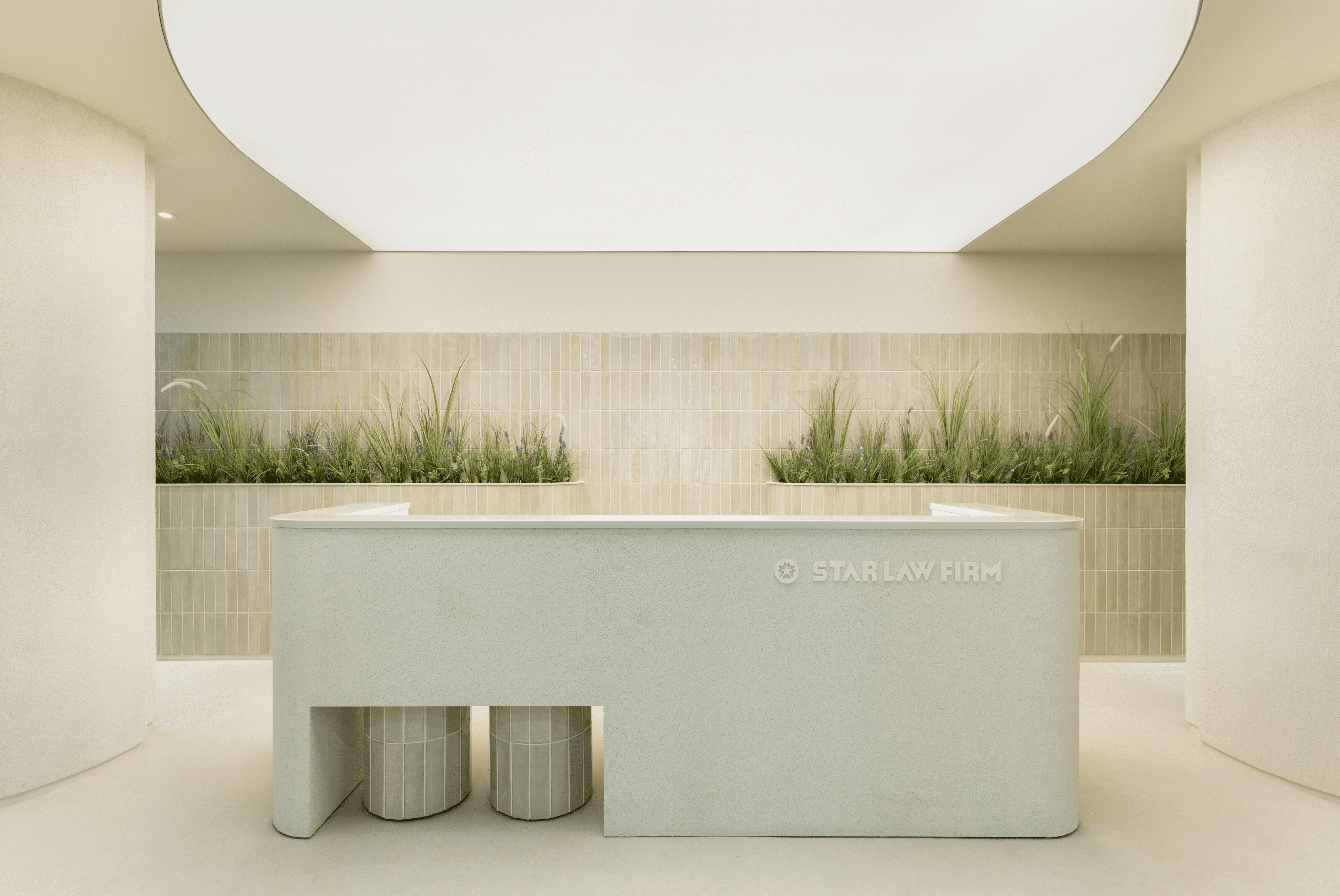위의 시안이 실제로 구현된 스타 법무법인 서울 오피스의 리셉션 영역