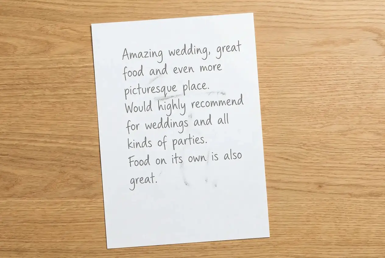 Ręcznie napisana opinia o Wrzosowym Tartaku na białej kartce położonej na drewnianym blacie