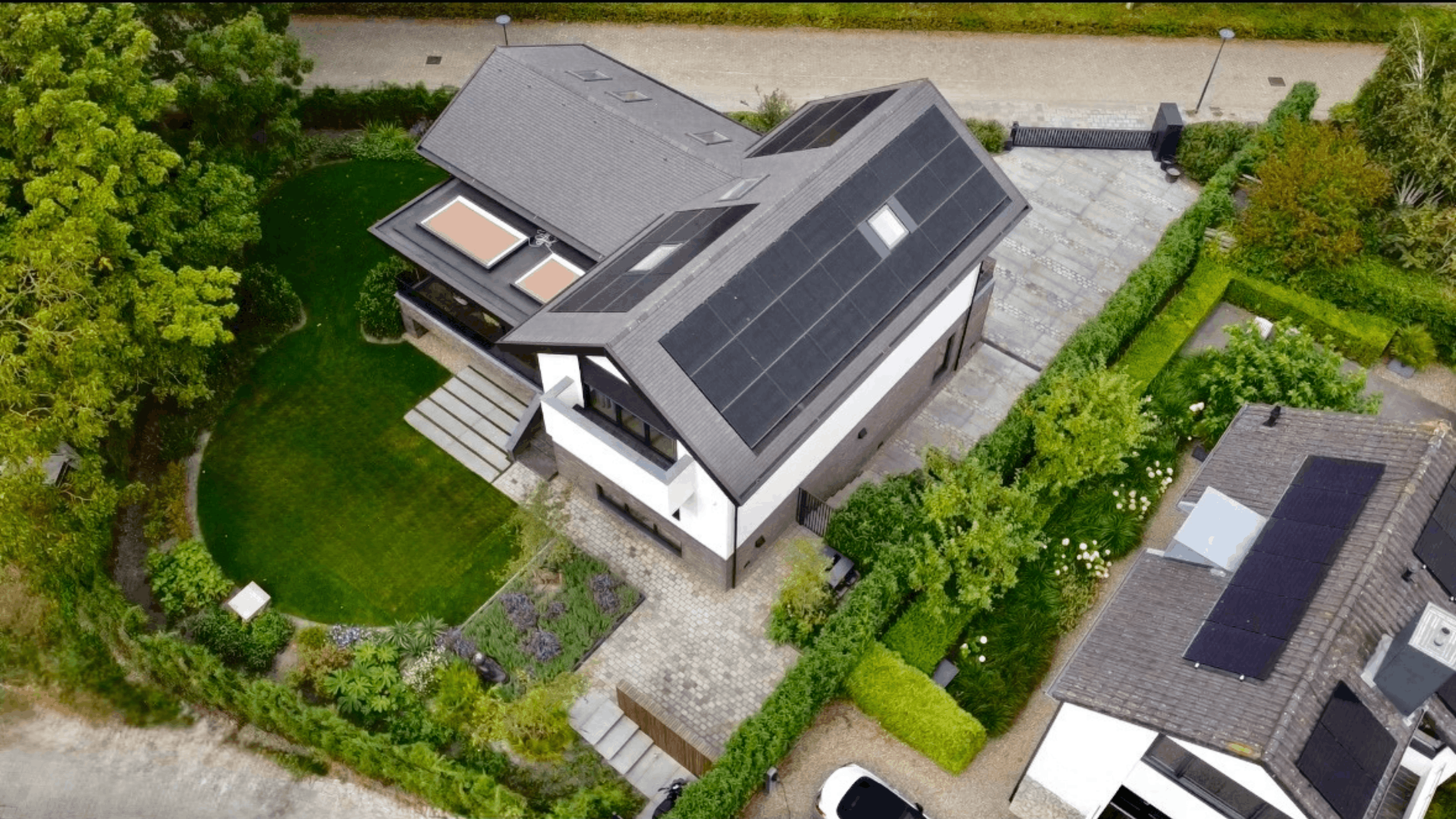 sfeervol tuinontwerp met overkapping en staptegels met beplanting