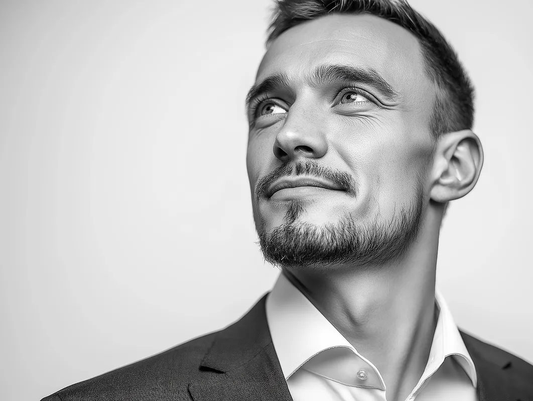 Portrait eines Mannes mit klaren Blick in die Zukunft