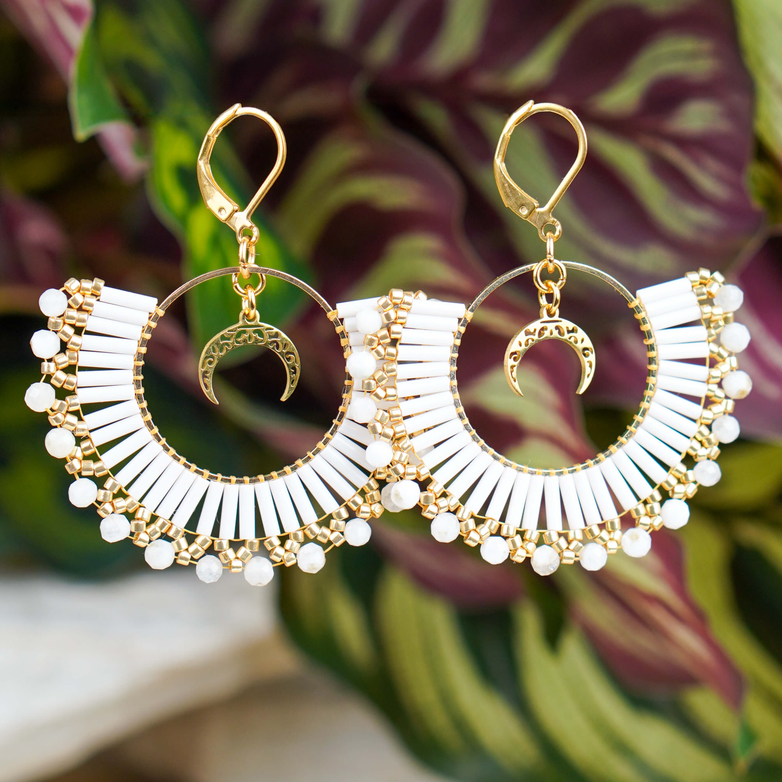 Kolczyki wachlarze z kamieniem księżycowym i zawieszką księżyca, ręcznie szyte z koralików