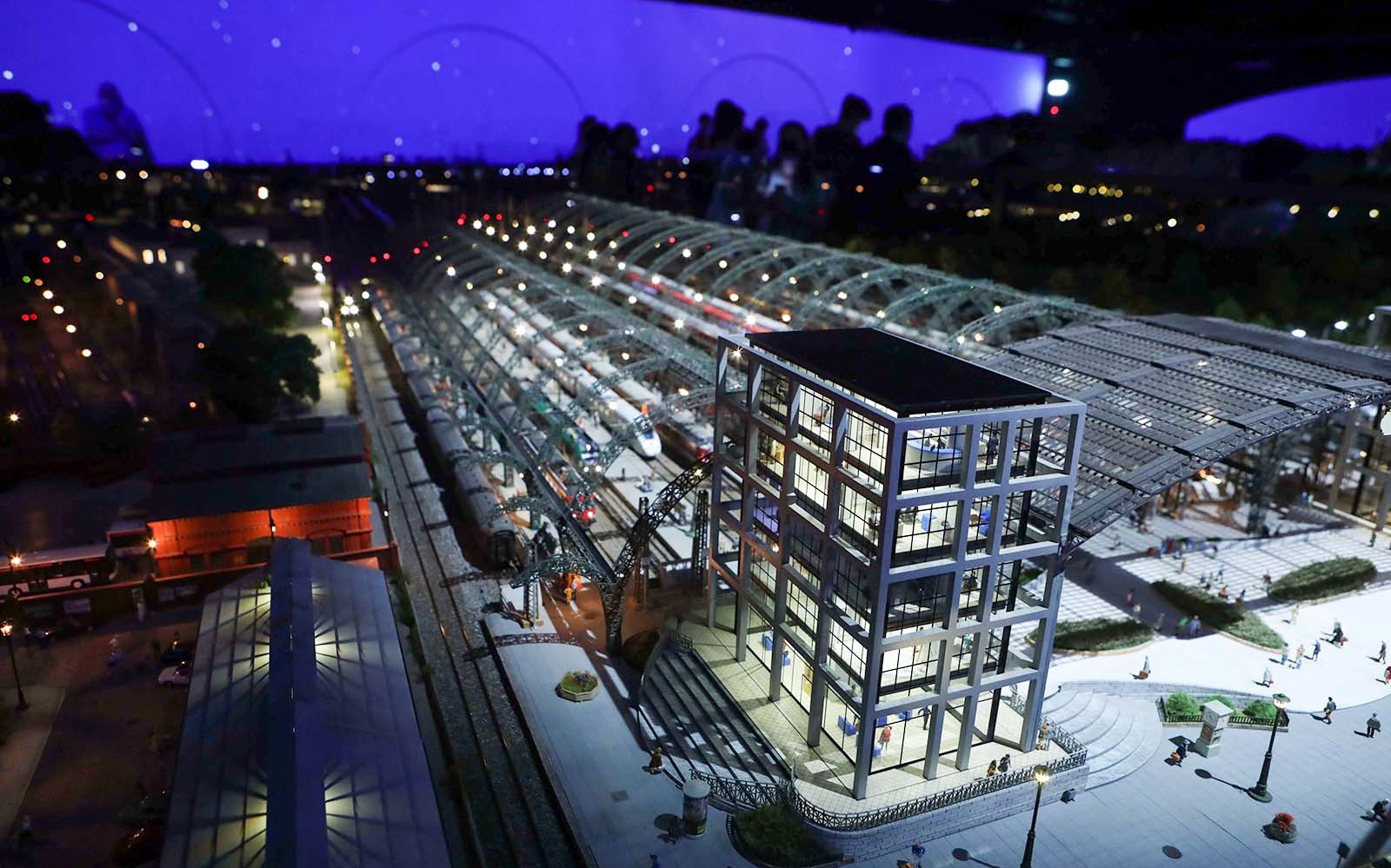 Esposizione della stazione ferroviaria in miniatura presso il Museo Ferroviario in Miniatura Hzero.