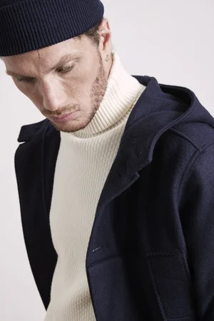 Dans le lookbook de la marque Danoise Another Aspect, le mannequin porte un costume gris et une chemise blanche