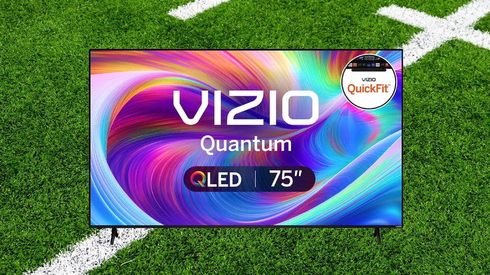 Imagen de bizcocho recién preparado junto a una batidora