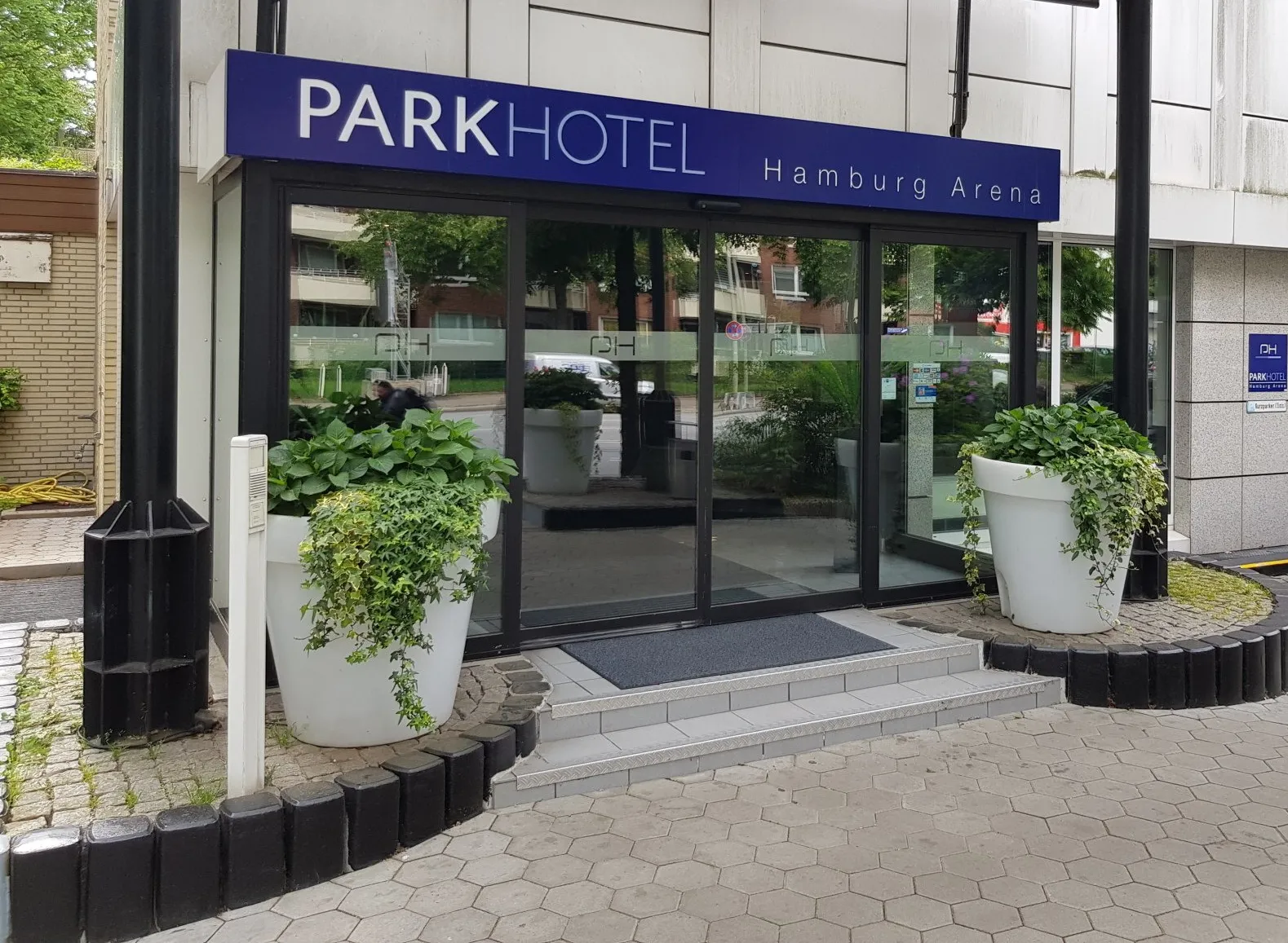 Eingang des Park Hotel Hamburg Arena von außen