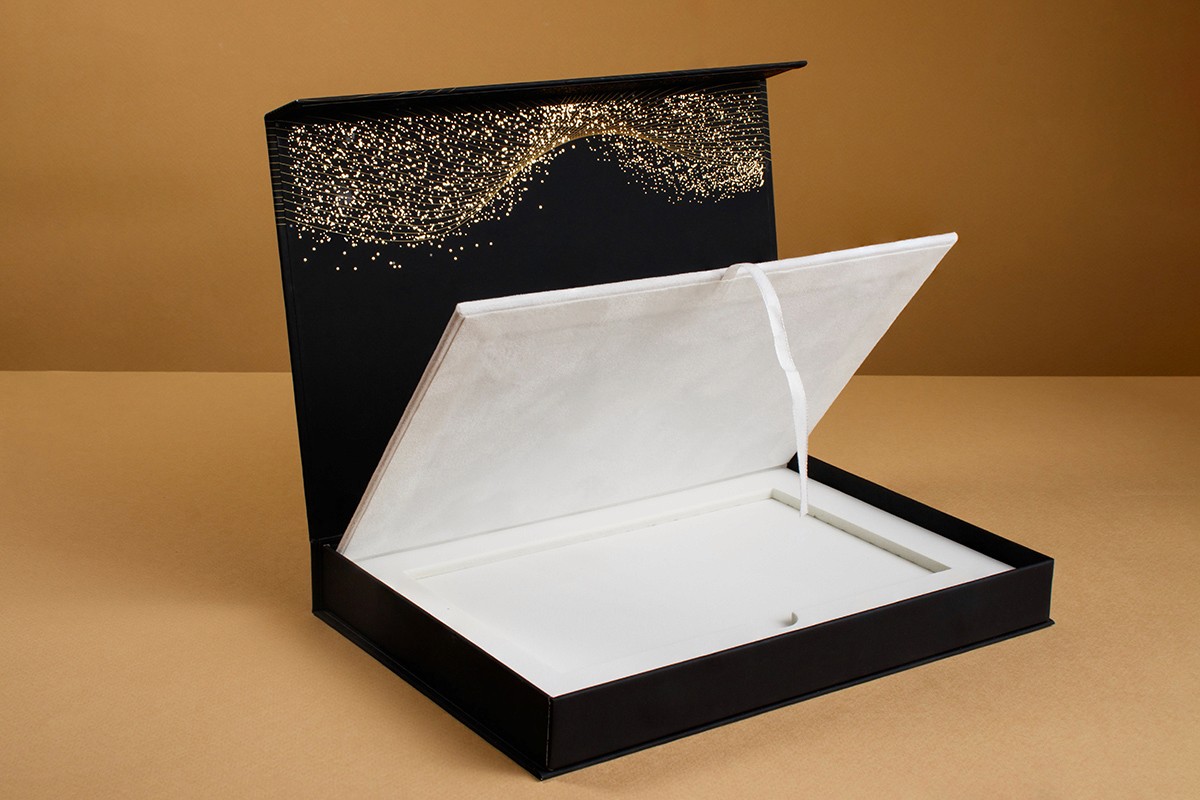 Rigid boxes, boxes, boxes with inserts, packaging for Aresbank printed on coated paper, binding board with raised foil stamping, digital printing.