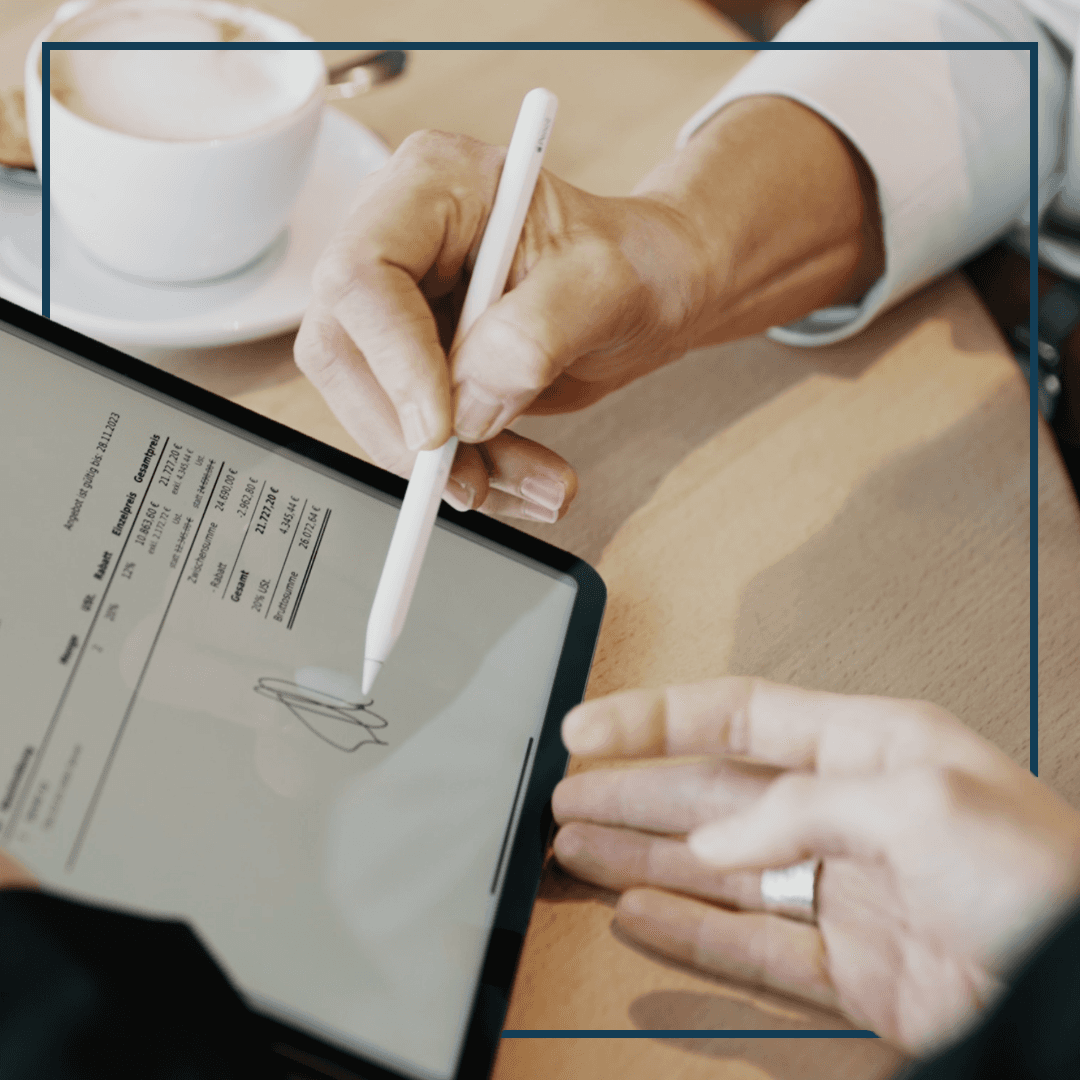 Nahaufnahme wie jemand digitale auf einem Tablet unterschreibt