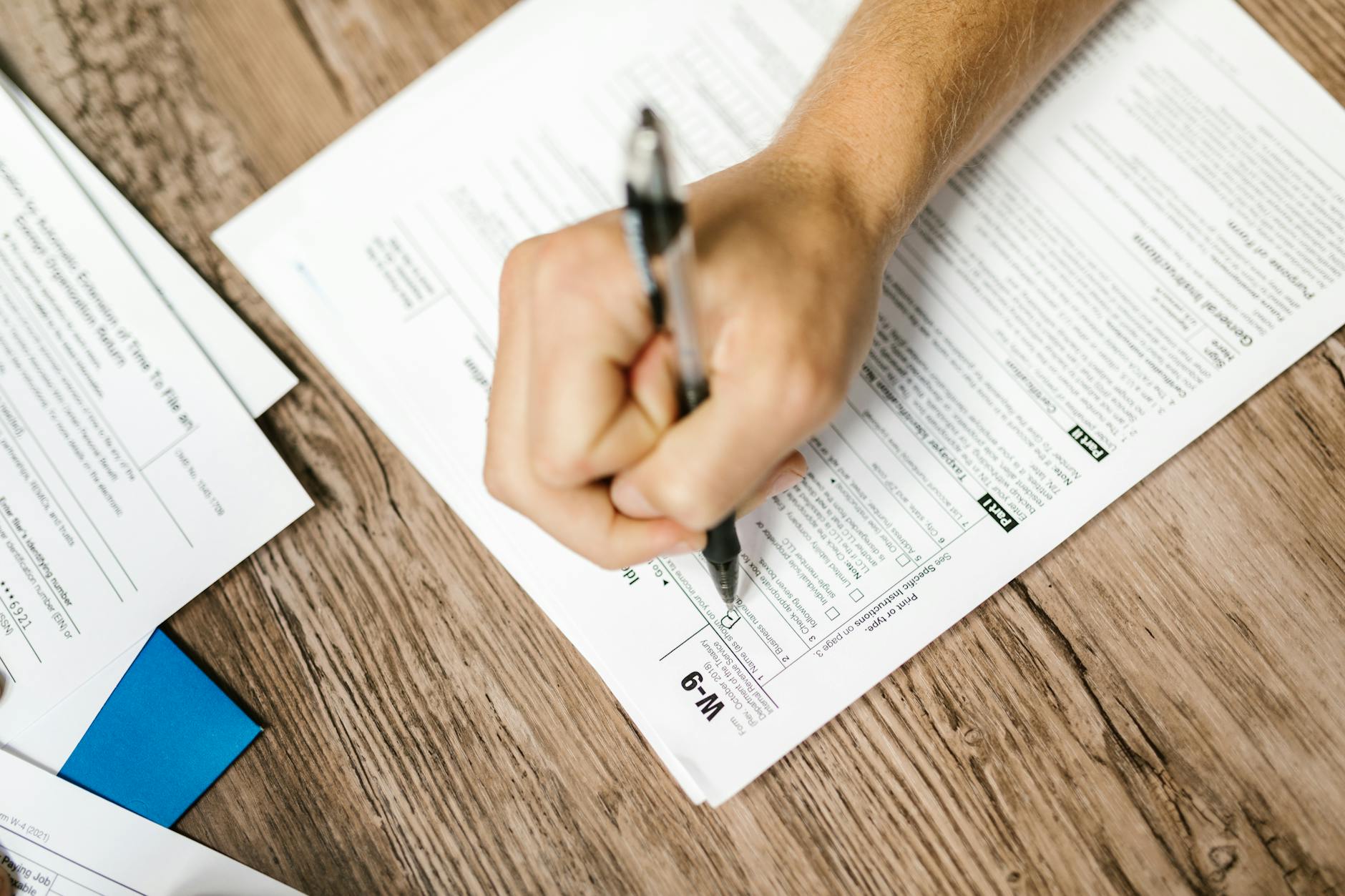 Documente fiscale pe birou cu calculator pentru calculul taxelor