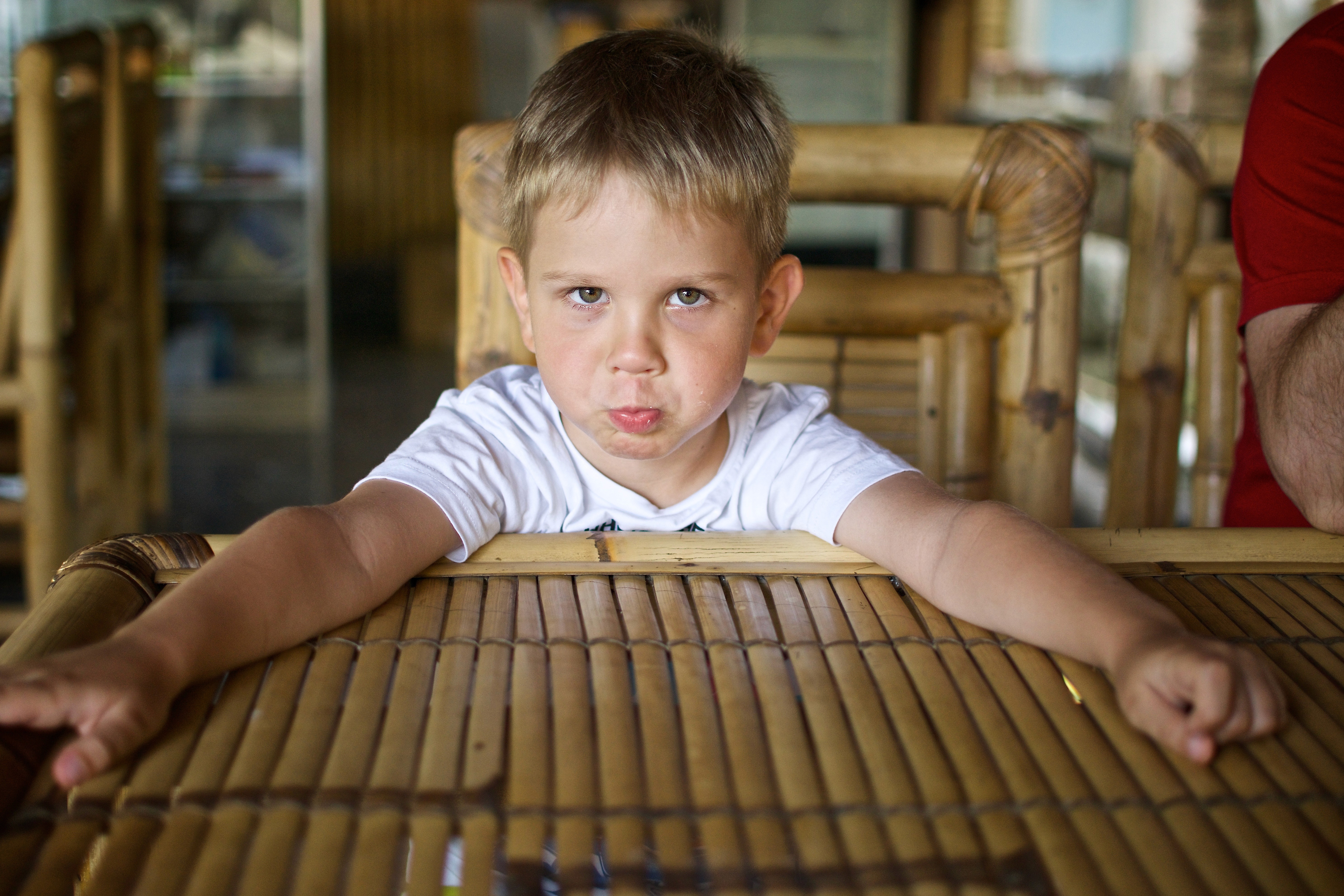 Junge wartet auf Essen