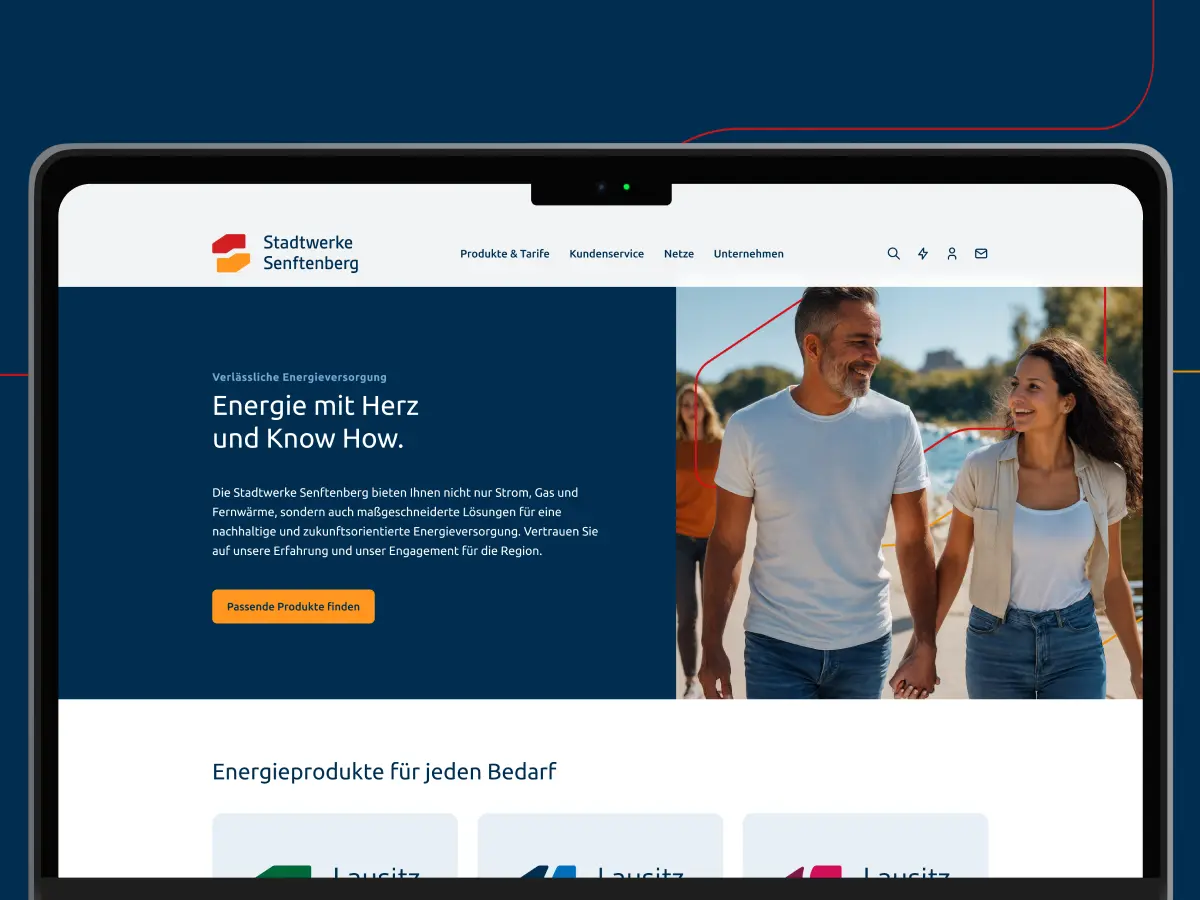 Ältere Dame umarmt ihren Partner von hinten
