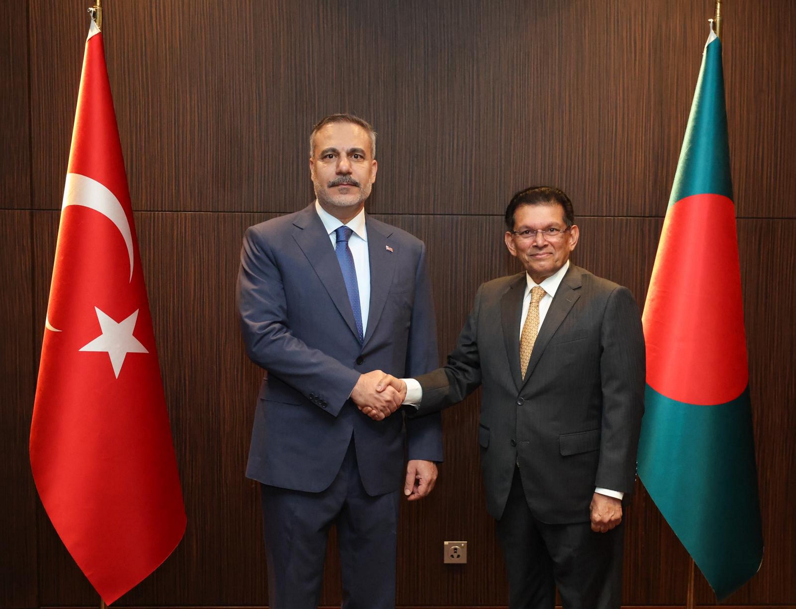 Bej zemin üzerinde Arapça hat sanatı eseri