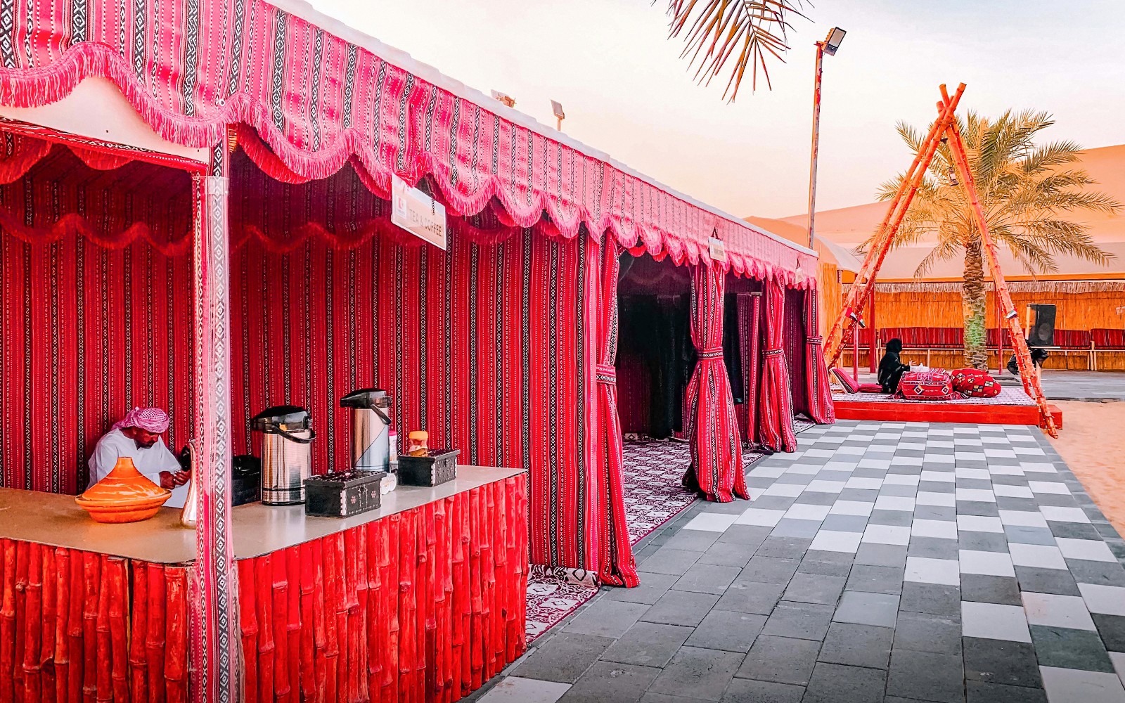 શુક્રાળાના અભદર જેવું ટેક આંદોલન, લાલ તંબુઓ અને સાંજના સફરની સીટિંગ વિસ્તાર સાથે.