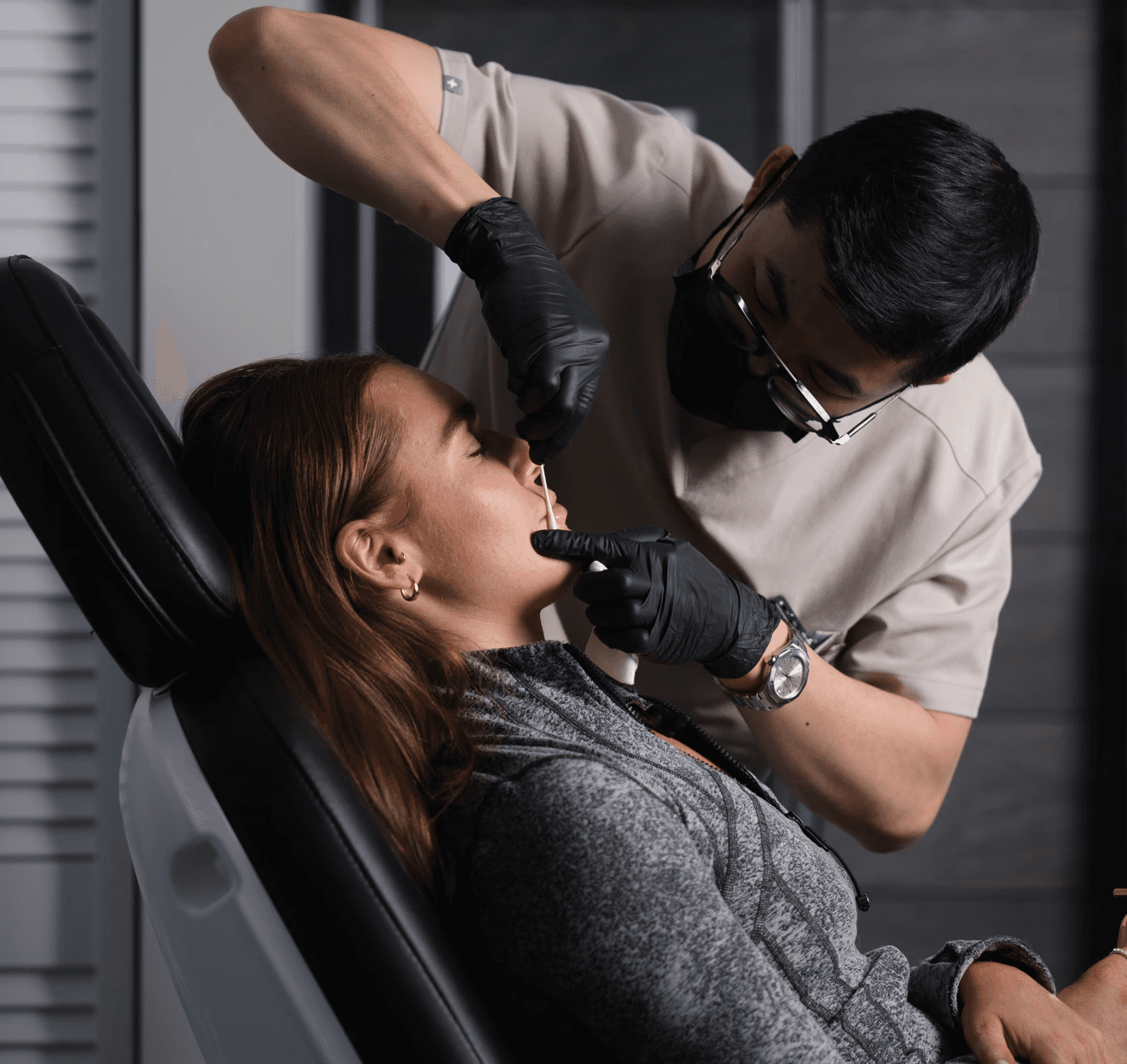 Dr Alex préparant une patiente à l'injection