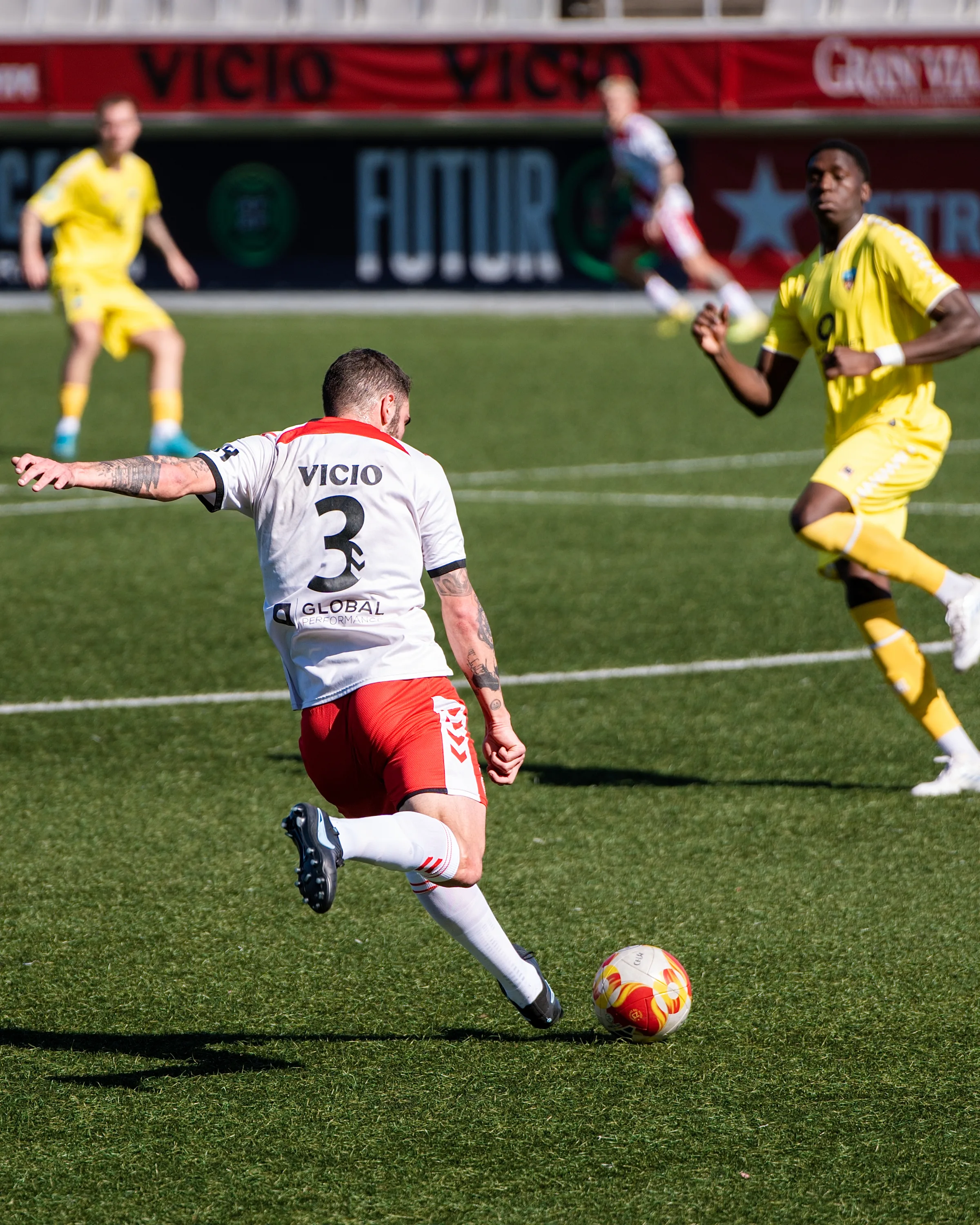 Disparo a gol en el partido Hospitalet FC contra Lleida FC del 22 de febrero de 2026