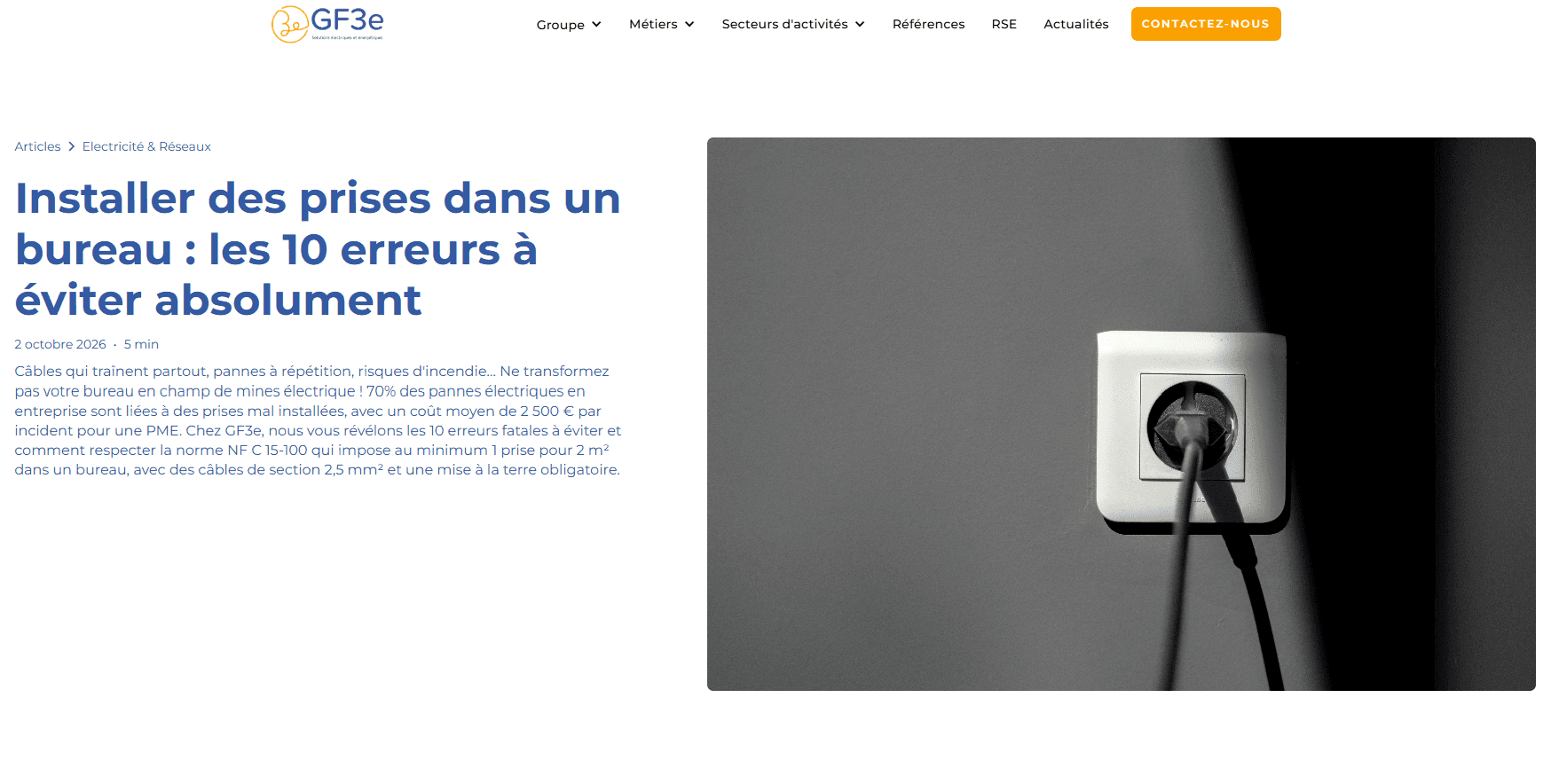 photo d'un chantier de paysagiste avec un artisan qui prend en photo le chantier pour le publier sur les réseaux sociaux.