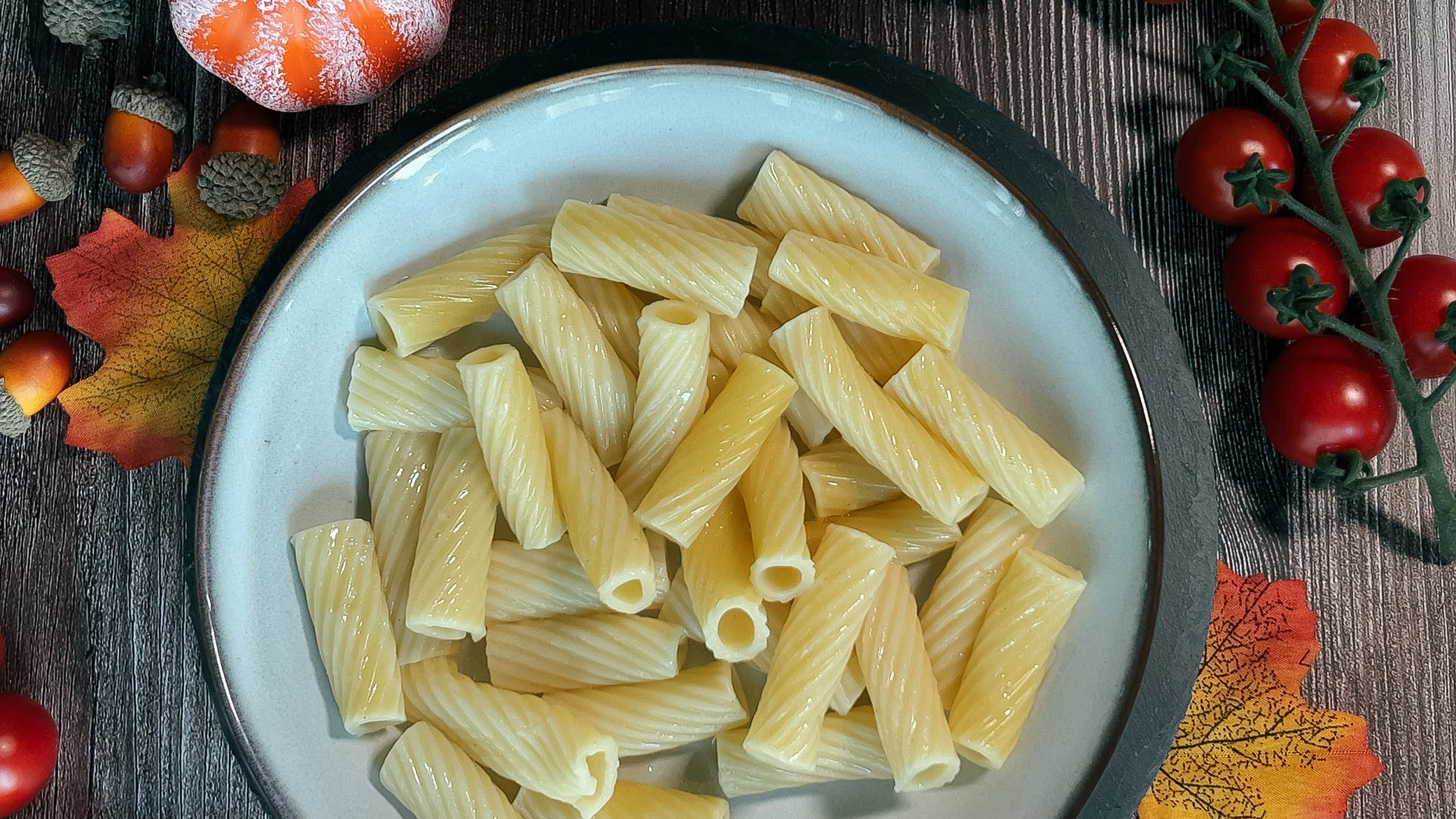 Zubereitung von gesunder Pasta für Kürbis-Feta-Pasta, herbstliches Gericht mit herbstlicher Dekoration, ideal für Fitness und gesunde Ernährung.