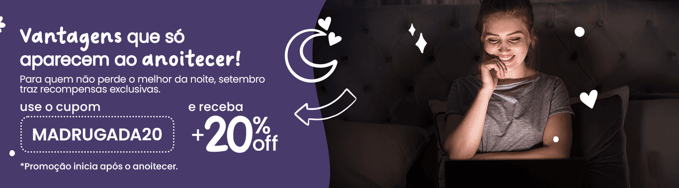 Fotolivro capa dura com imagens de pai e filhos sorrindo, sobre mesa de madeira, com promoção a partir de trinta e nove reais e noventa centavos e frete fixo de quinze reais