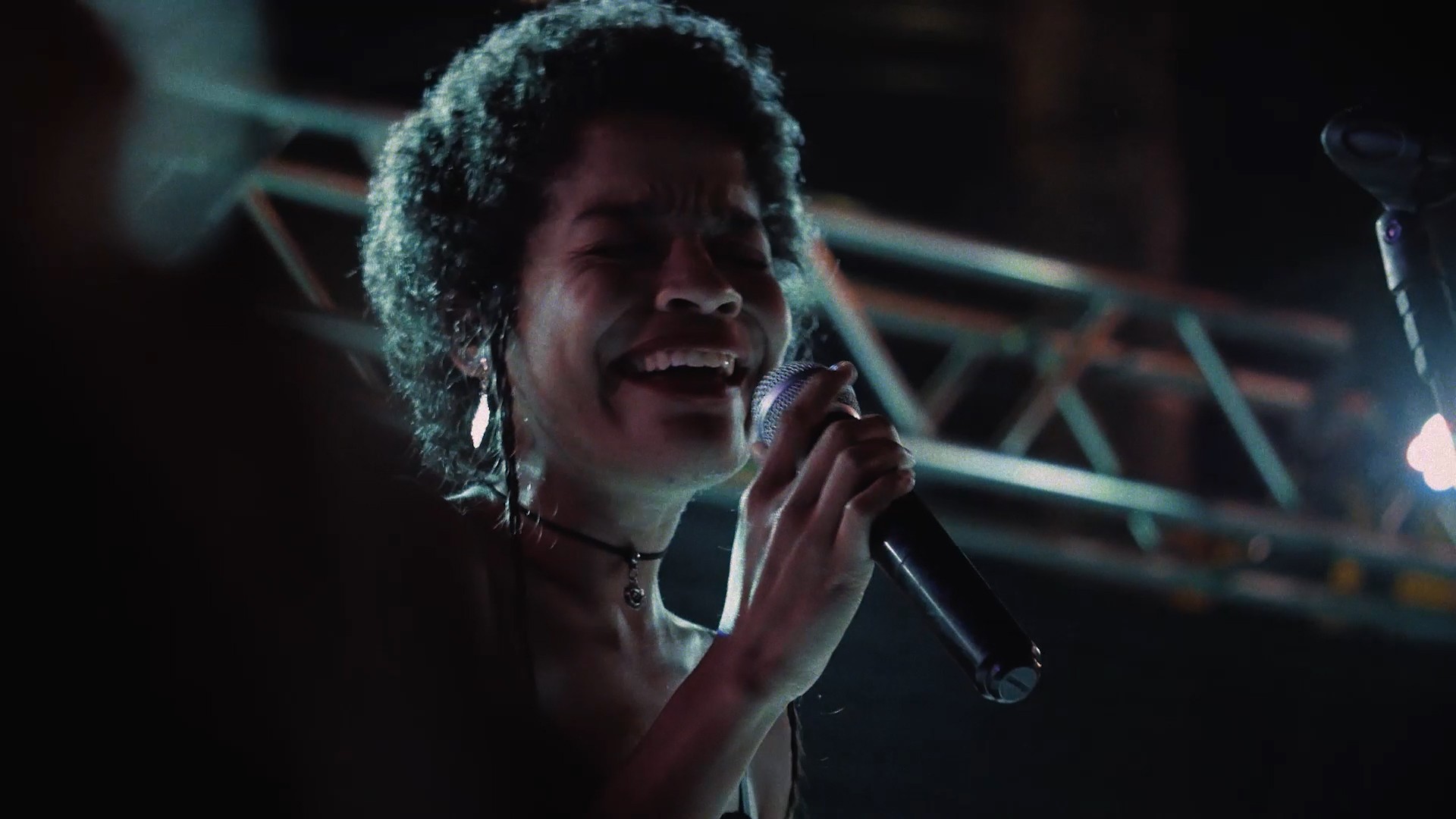 Live concert video of a singer from A Outra Margem festival