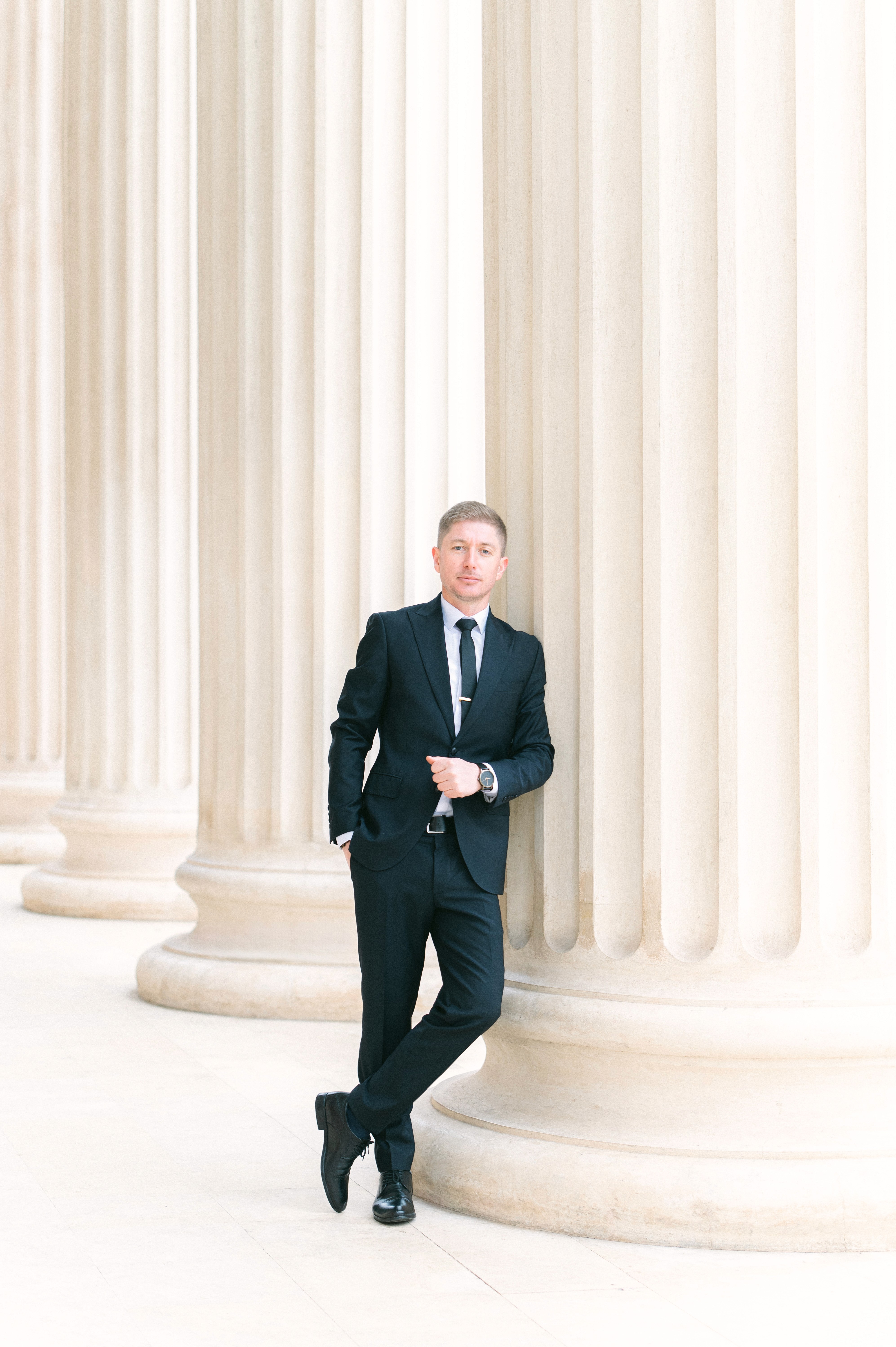 Ședință foto business la Ateneul Român – Fotografie profesionala masculina în costum elegant